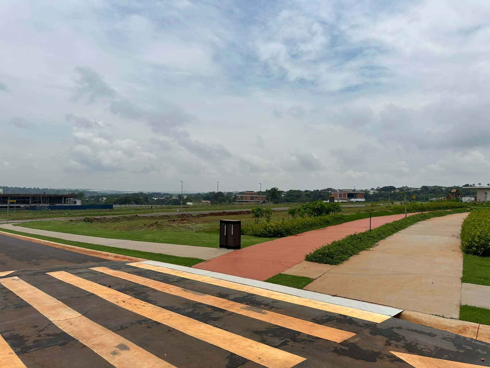 Lote de esquina no Plateau Dor de 637 m²