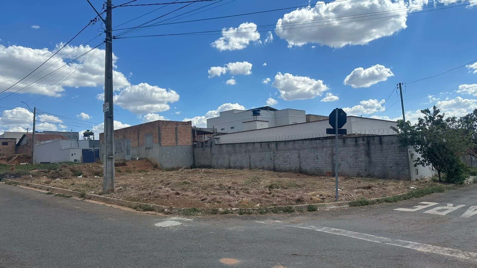 Lote de Esquina Residencial Português 250m²