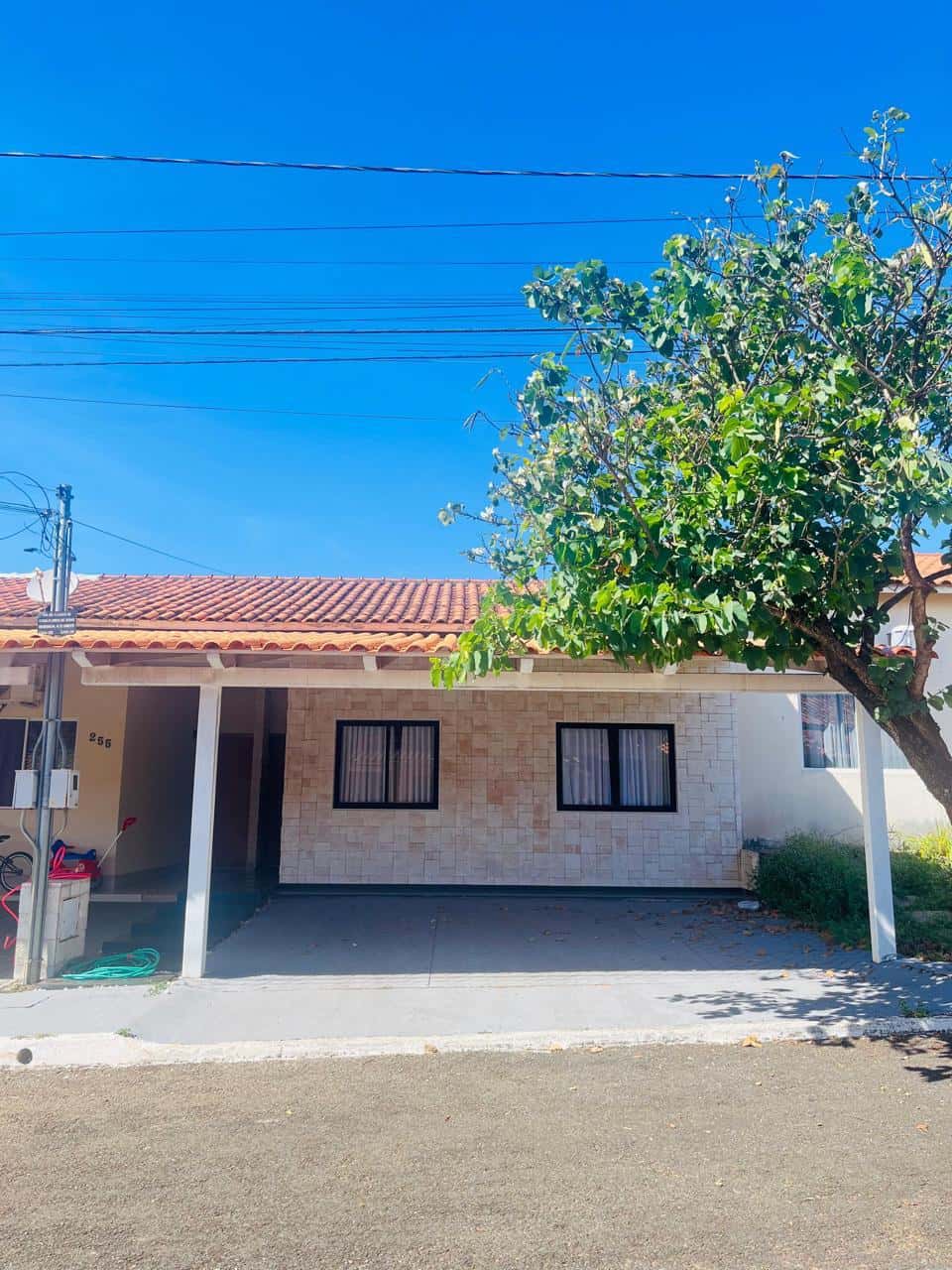 Casa Cond. Flores De Goiás 210m²