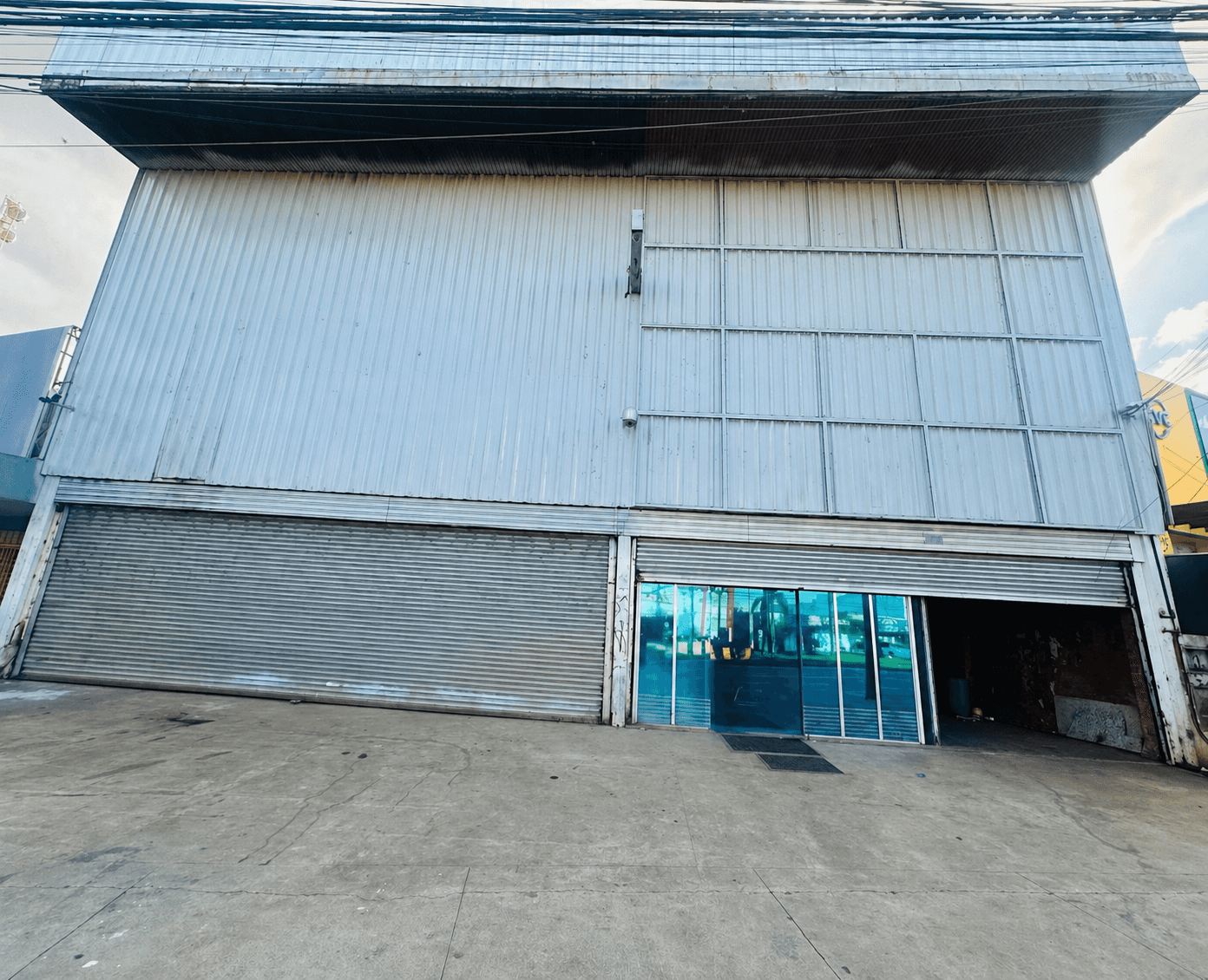 Prédio comercial com Rooftop no Serrinha 2682m²
