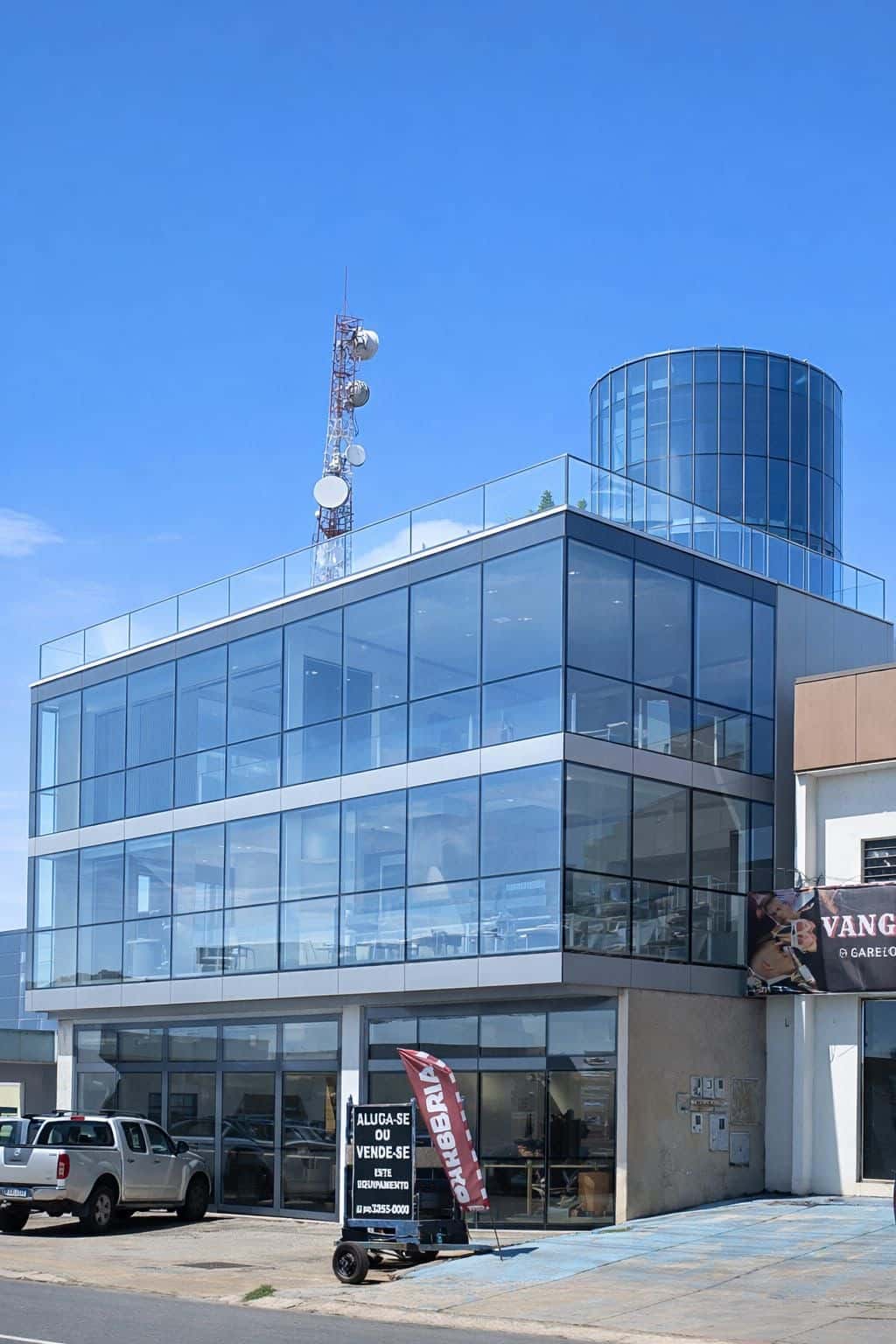 Prédio comercial com Rooftop no Serrinha 2682m²