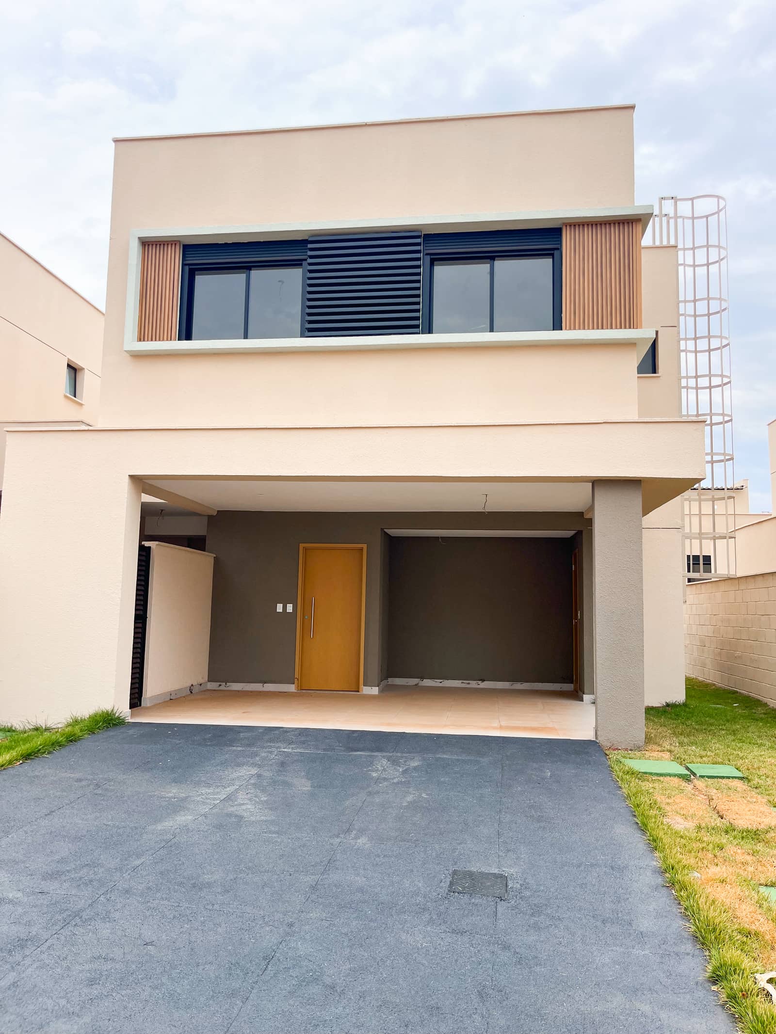 Sobrado Jardins Marselha 181m²