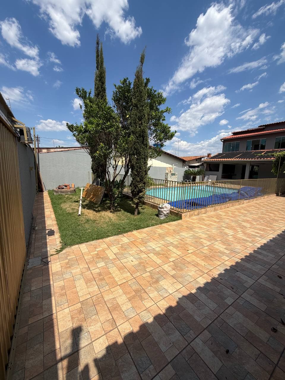 Exclusivo Sobrado no Jardim Tropical | 3 Suítes, Piscina, Churrasqueira e Lindo Jardim
