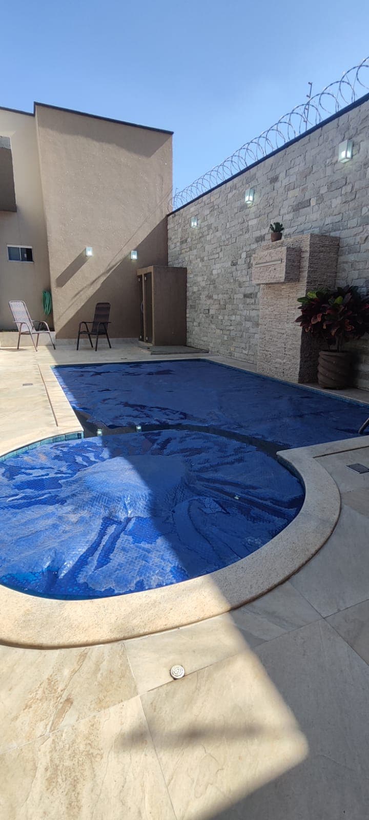 Sobrado 3 suítes com piscina , espaço gourmet e salas comerciais separados do imovel principal fino acabamento