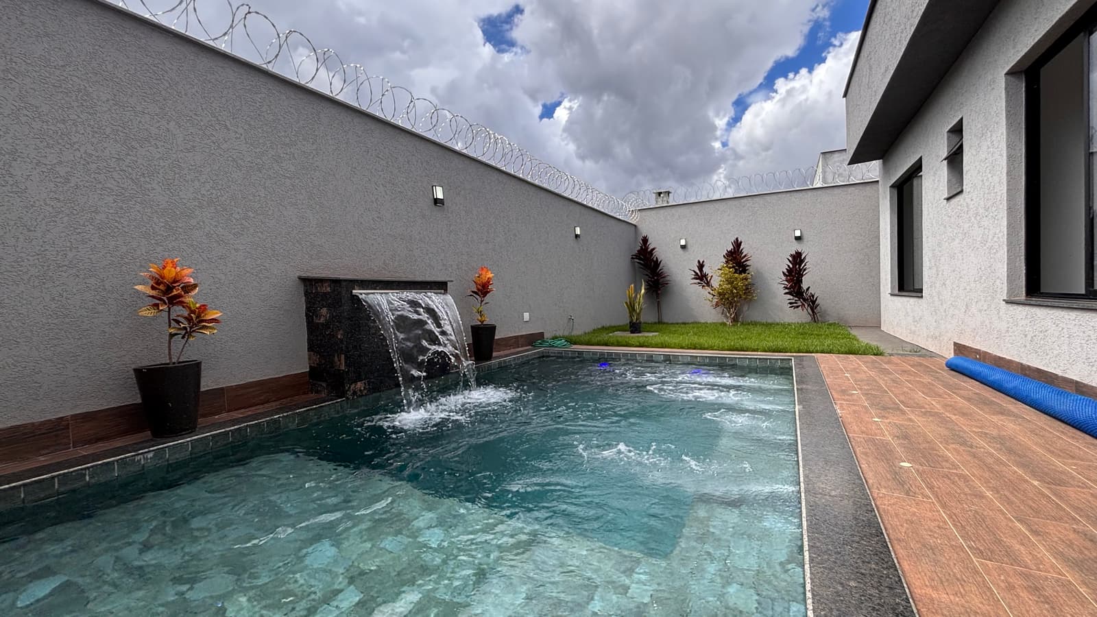 Casa de Esquina Faiçalville - 3 suítes 200m