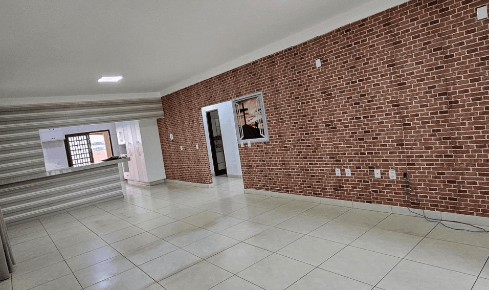 Casa em rua Senador Canedo