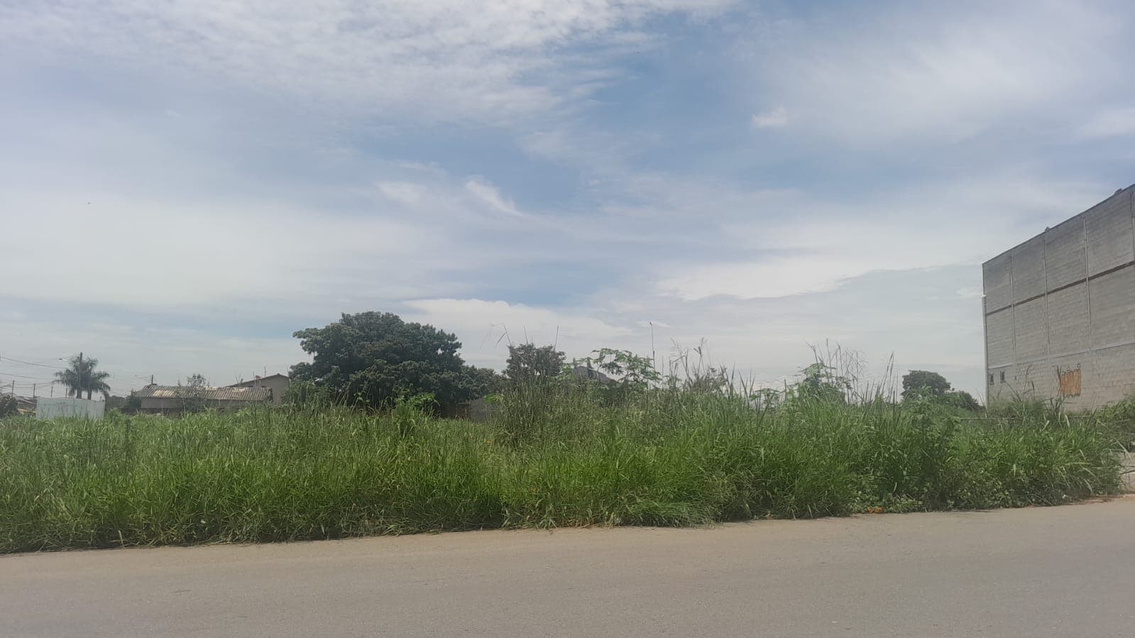 Lote em Aparecida de Goiânia 450m²  ( avenida movimentada )