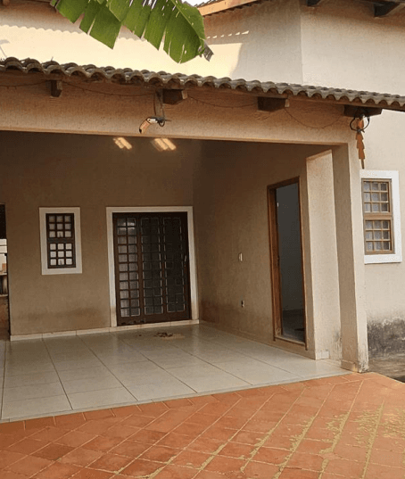 Casa em rua Senador Canedo