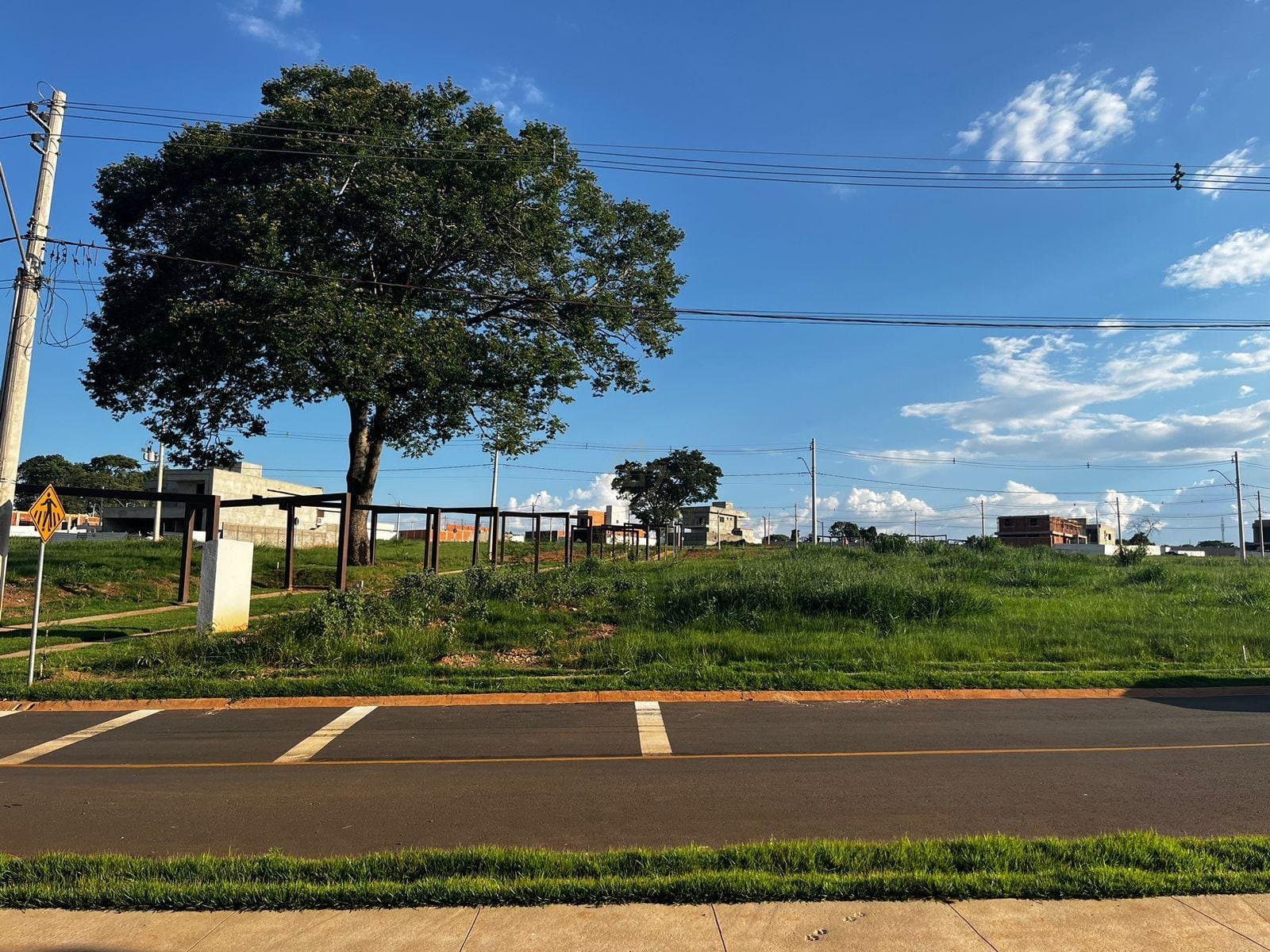 Lote Cond. Paqville Quaresmeira 392m²