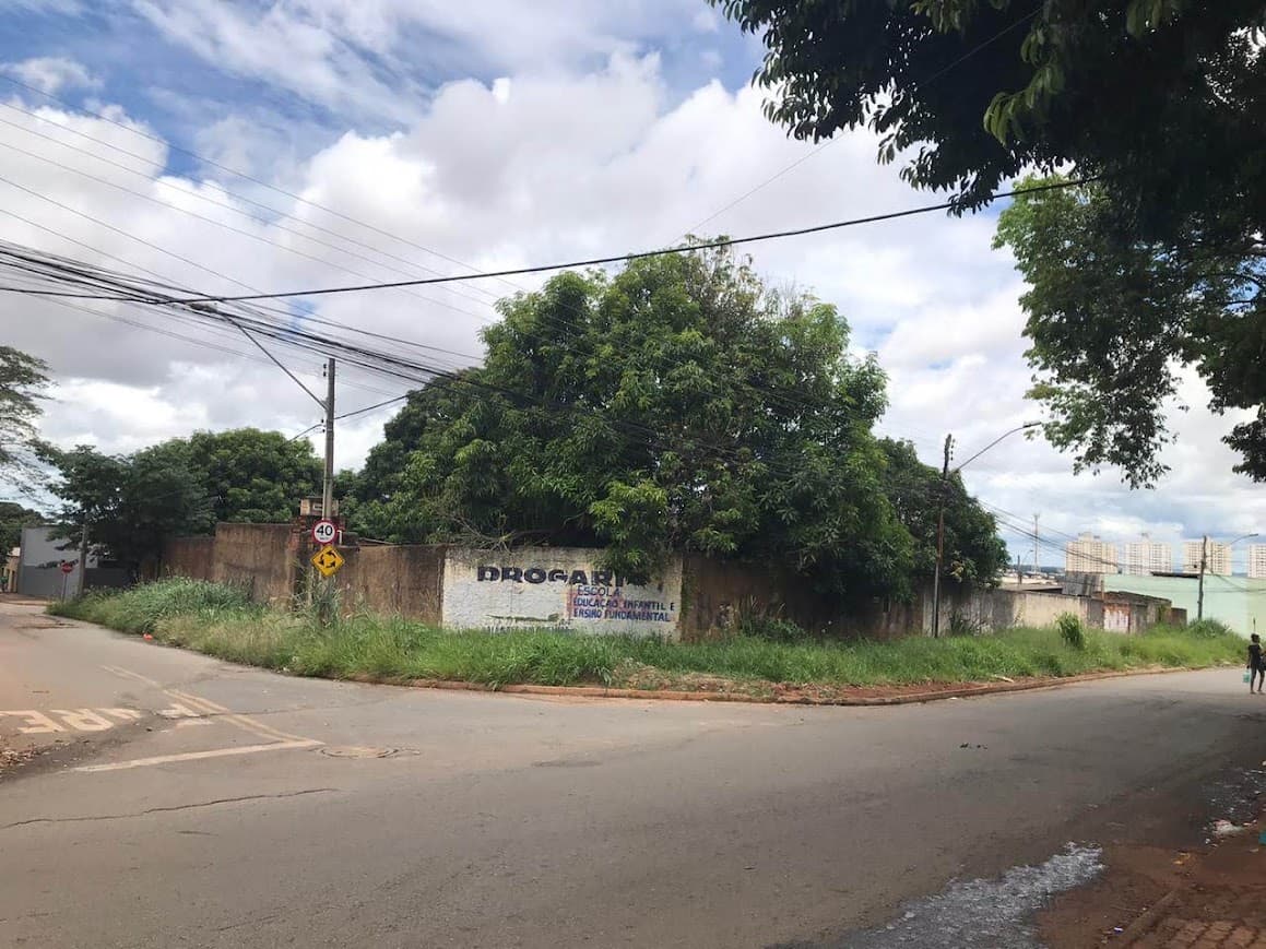 Área residencial atrás do Hugol com 2480 metros quadrados uma quadra inteira vista livre todos os lados