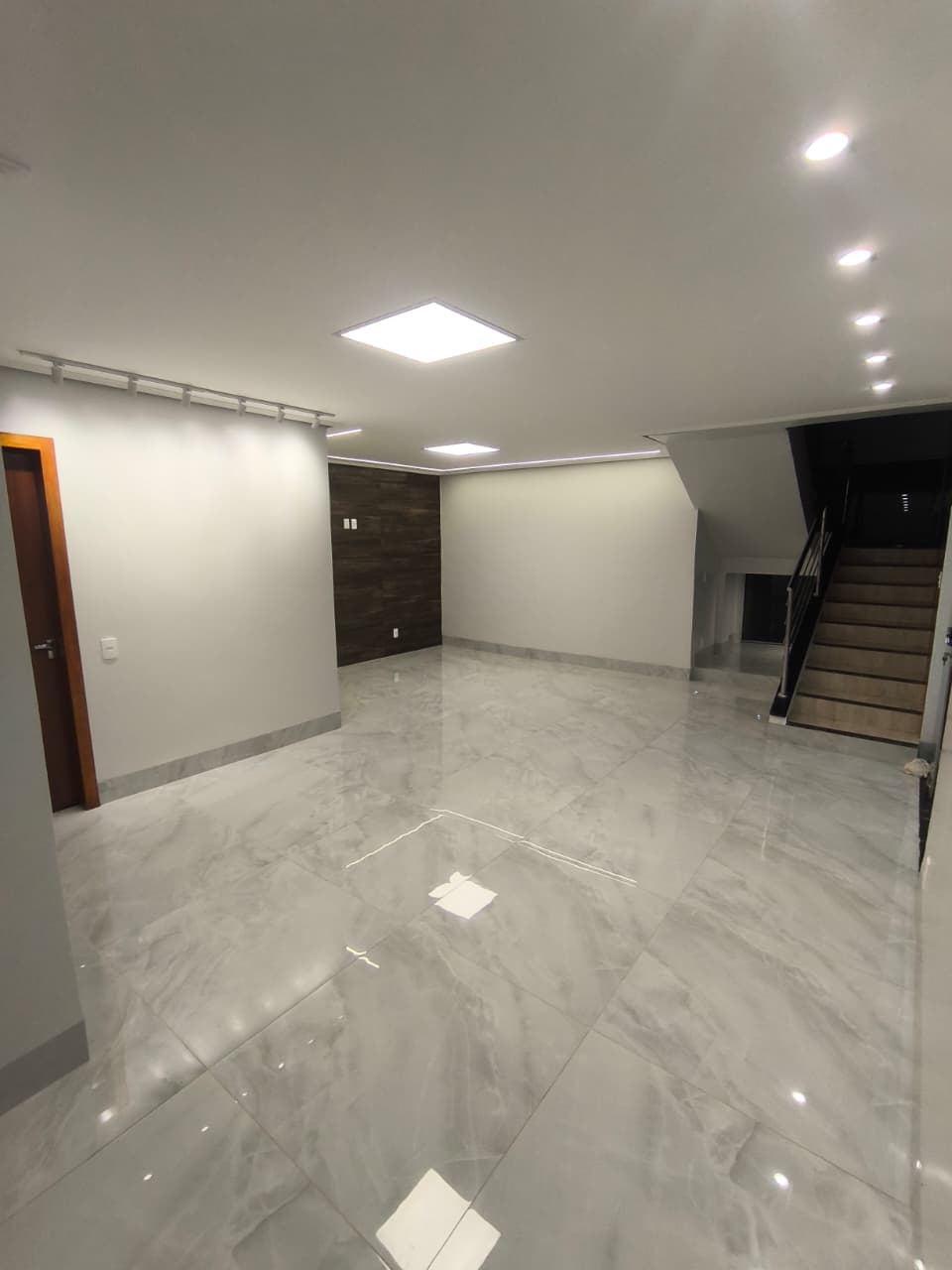 Vendo sobrado com área comercial na frente setor Itamaracá Goiânia