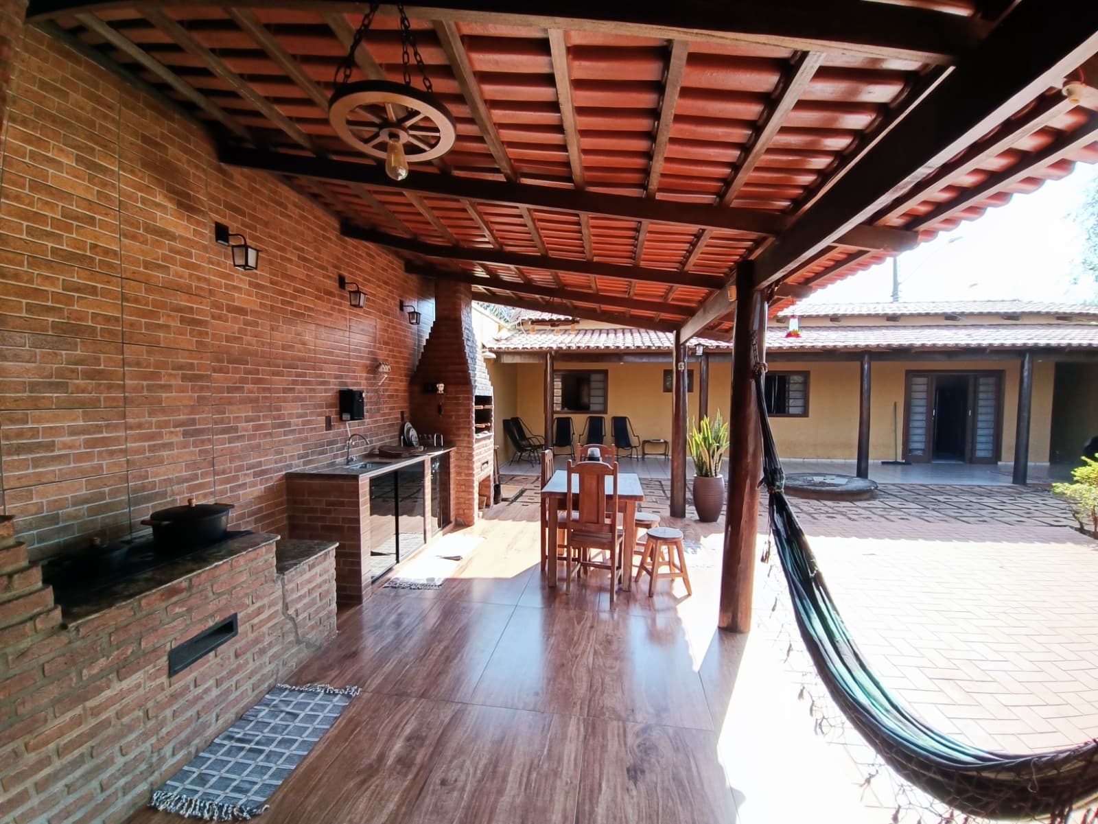 Casa três quartos no setor Faicalville - 192m²