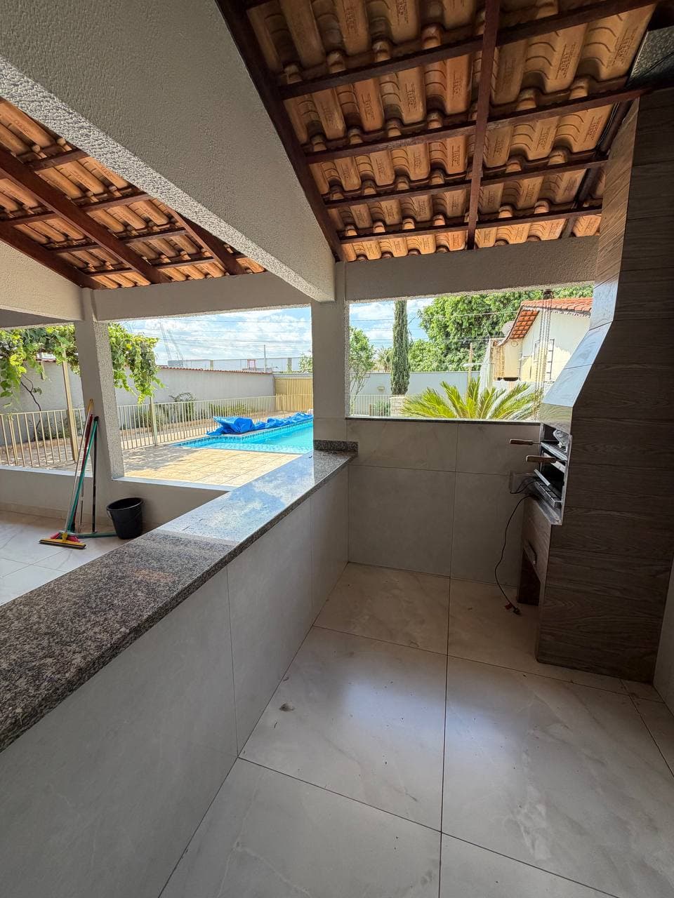 Exclusivo Sobrado no Jardim Tropical | 3 Suítes, Piscina, Churrasqueira e Lindo Jardim