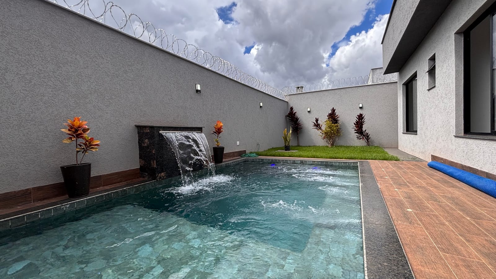 Casa de Esquina Faiçalville - 3 suítes 200m