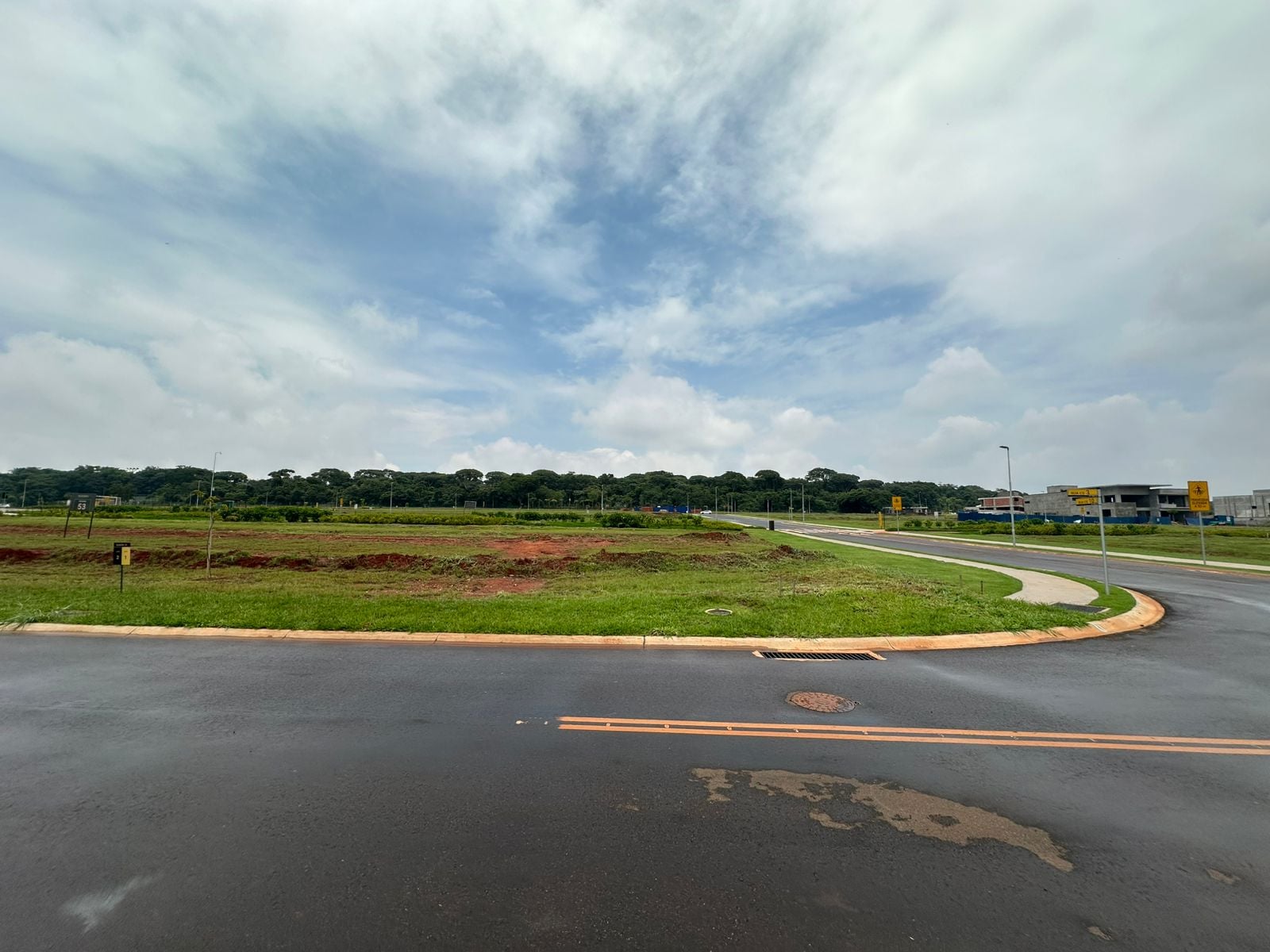 Lote de esquina no Plateau Dor de 637 m²