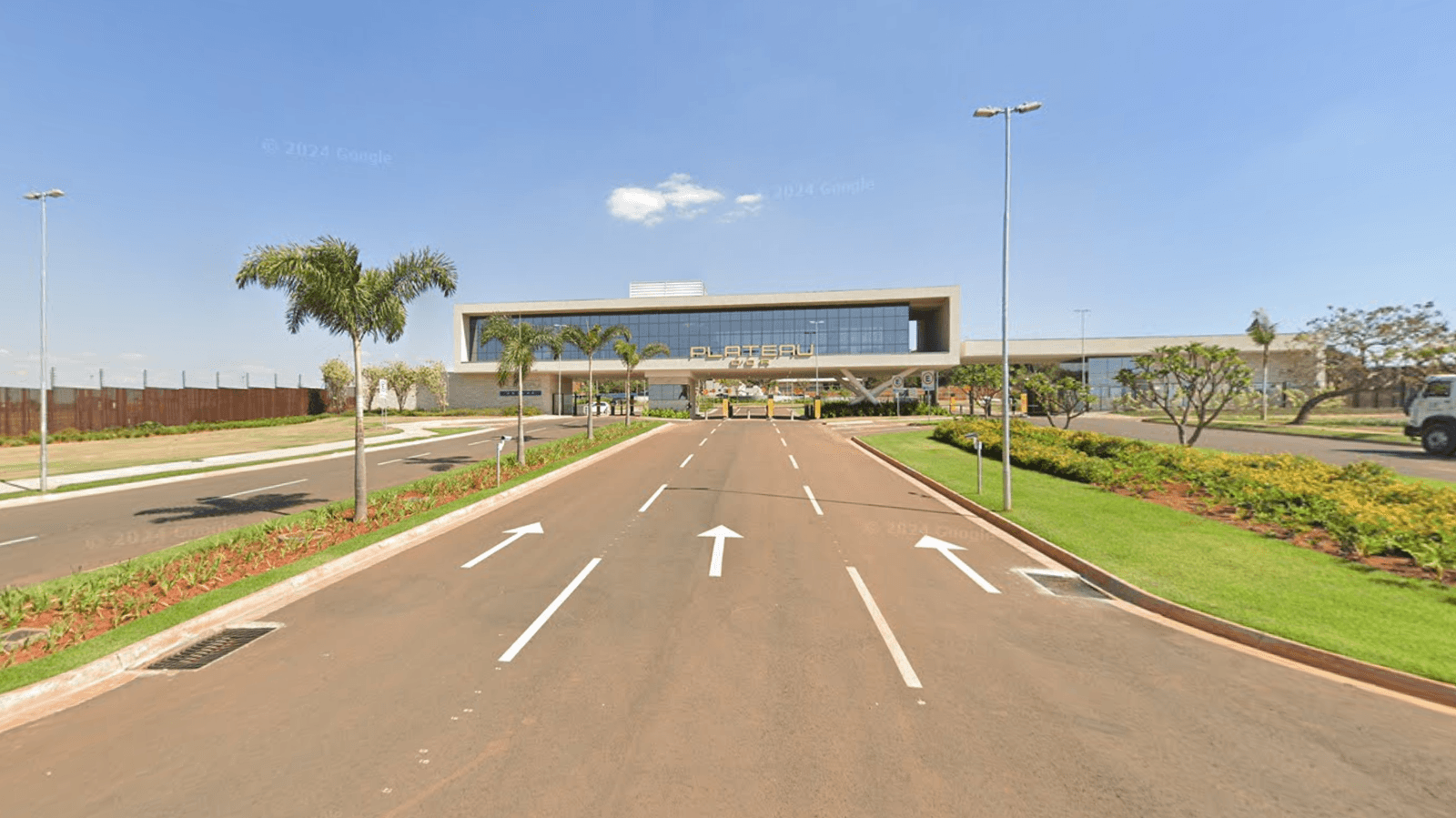 Lote de esquina no Plateau Dor de 637 m²