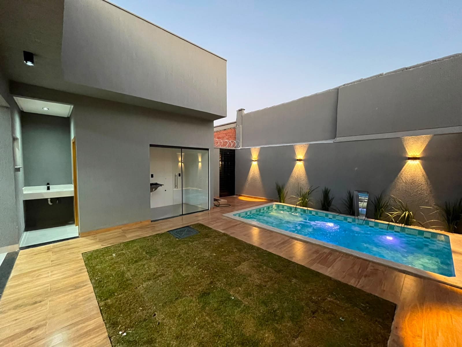 Linda Casa Nova três suites plenas João Braz com piscina aquecida e cascata e espaço gourmet pronta pra morar
