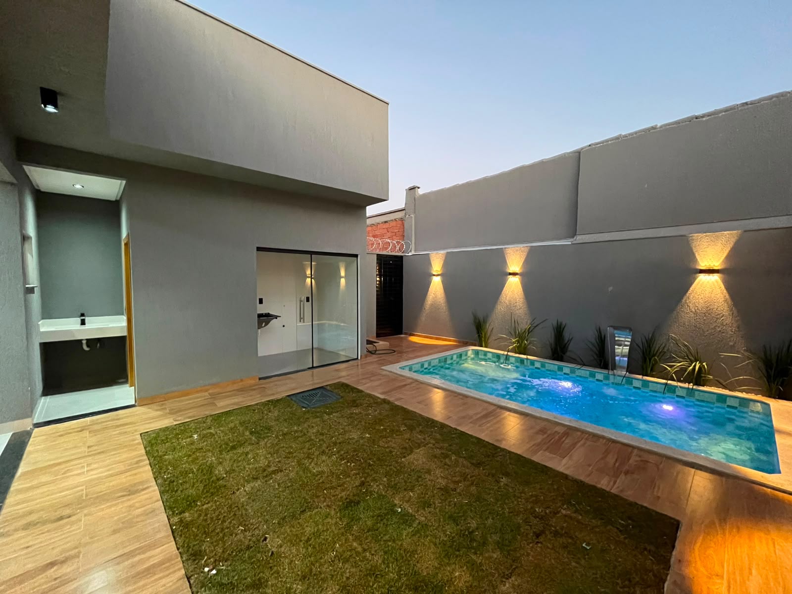 Linda Casa Nova três suites plenas João Braz com piscina aquecida e cascata e espaço gourmet pronta pra morar