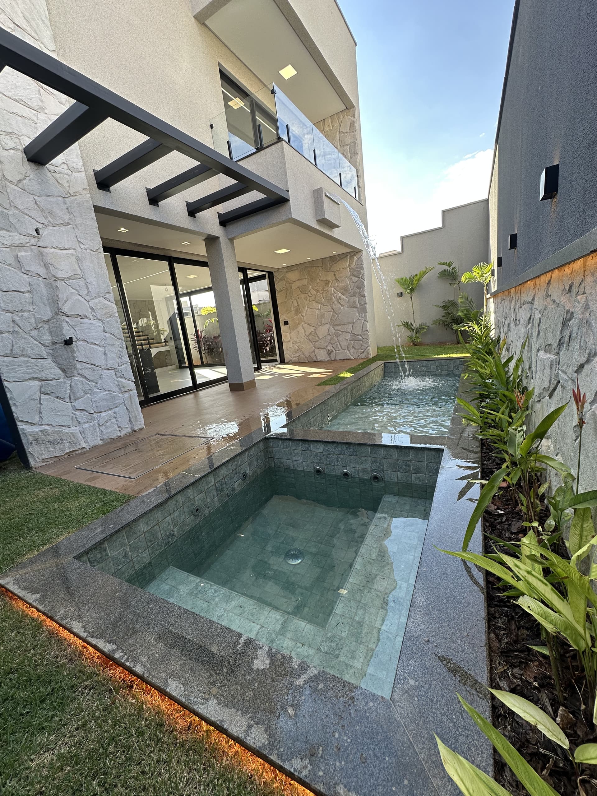 Lindo Sobrado Jardins Capri 4 suítes plenas uma térrea
