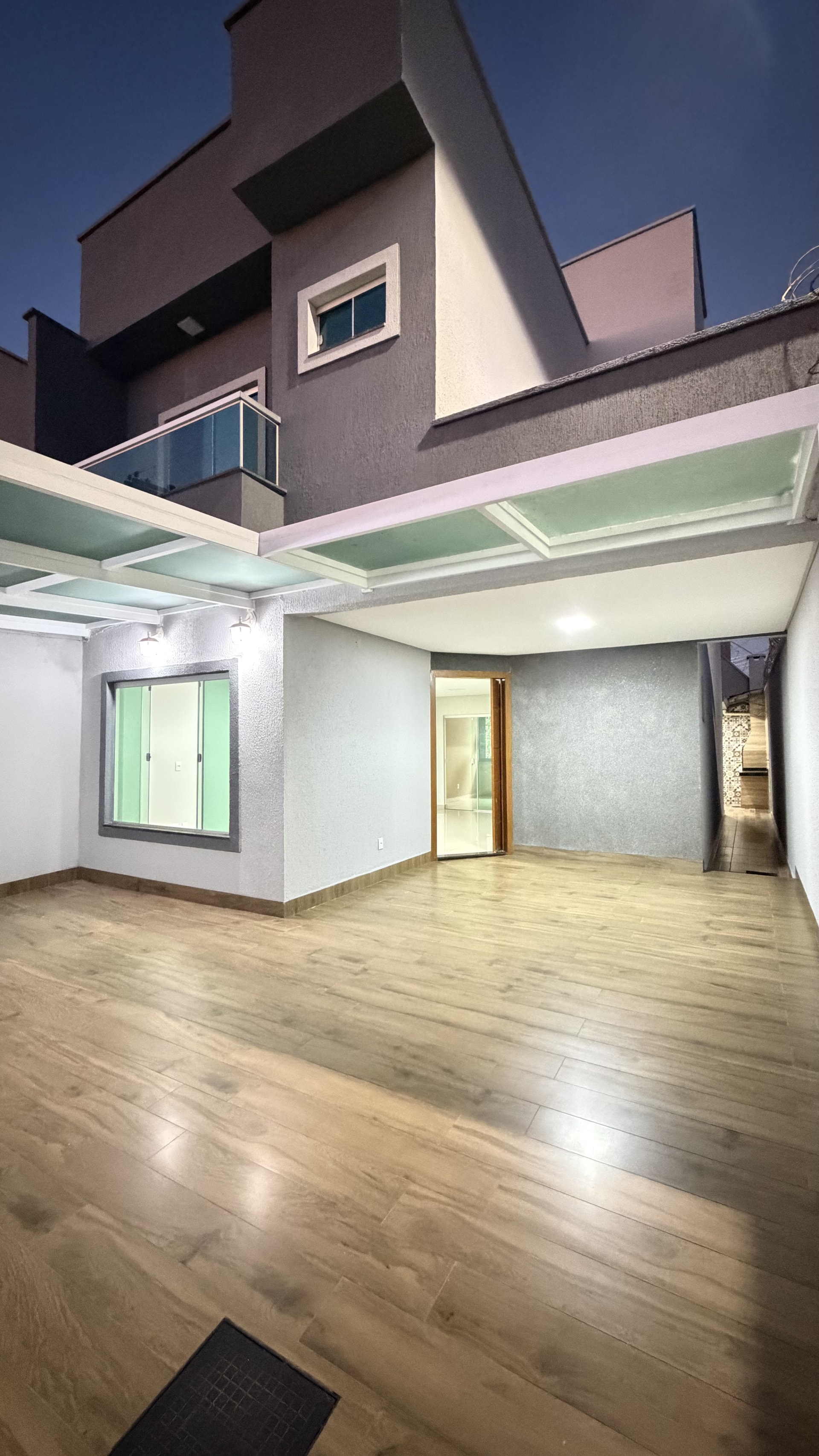 Sobrado três quartos no Setor Faiçalville completa em armários com espaço gourmet pronto pra morar