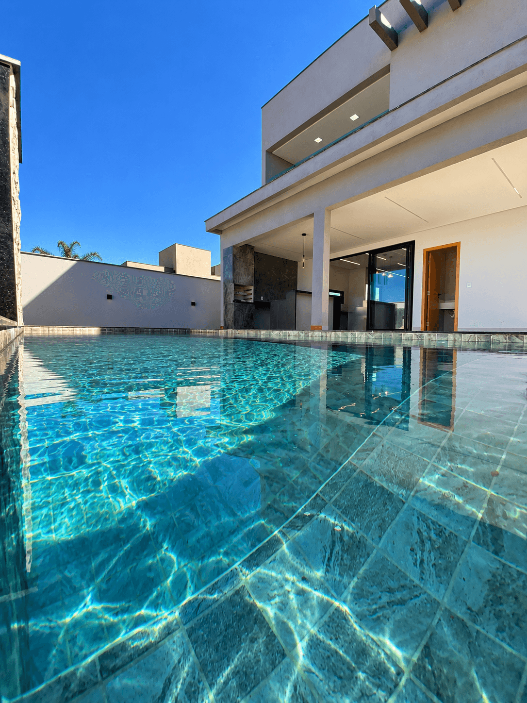Sobrado de Alto Padrão com 4 Suítes, Piscina e Espaço Gourmet no Jardins Nápoles