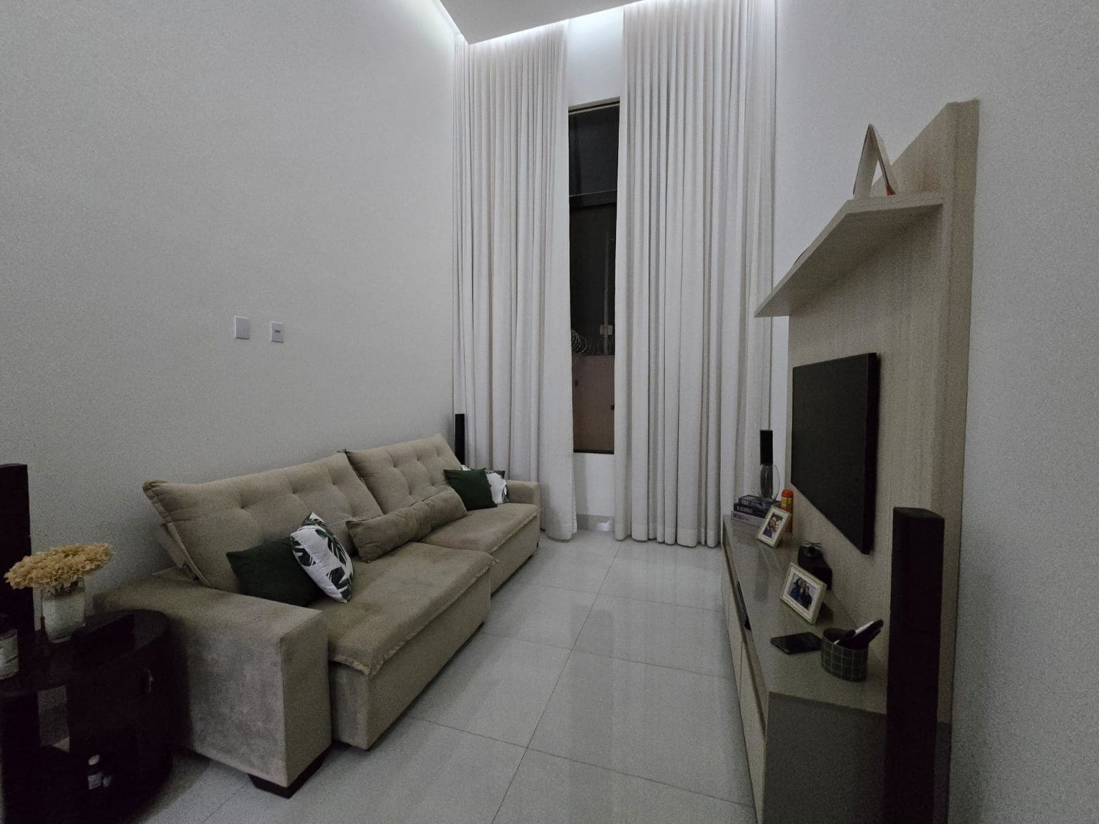 Linda Casa Três quartos sendo uma suíte no com quintal , espaço gourmet e pé direito duplo