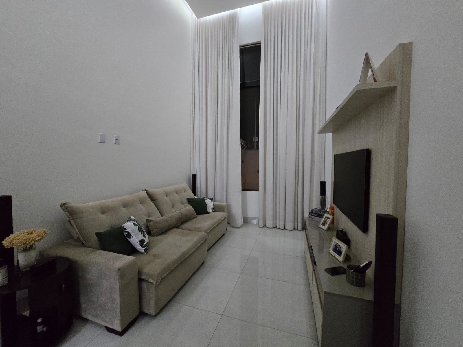 Linda Casa Três quartos sendo uma suíte no com quintal , espaço gourmet e pé direito duplo