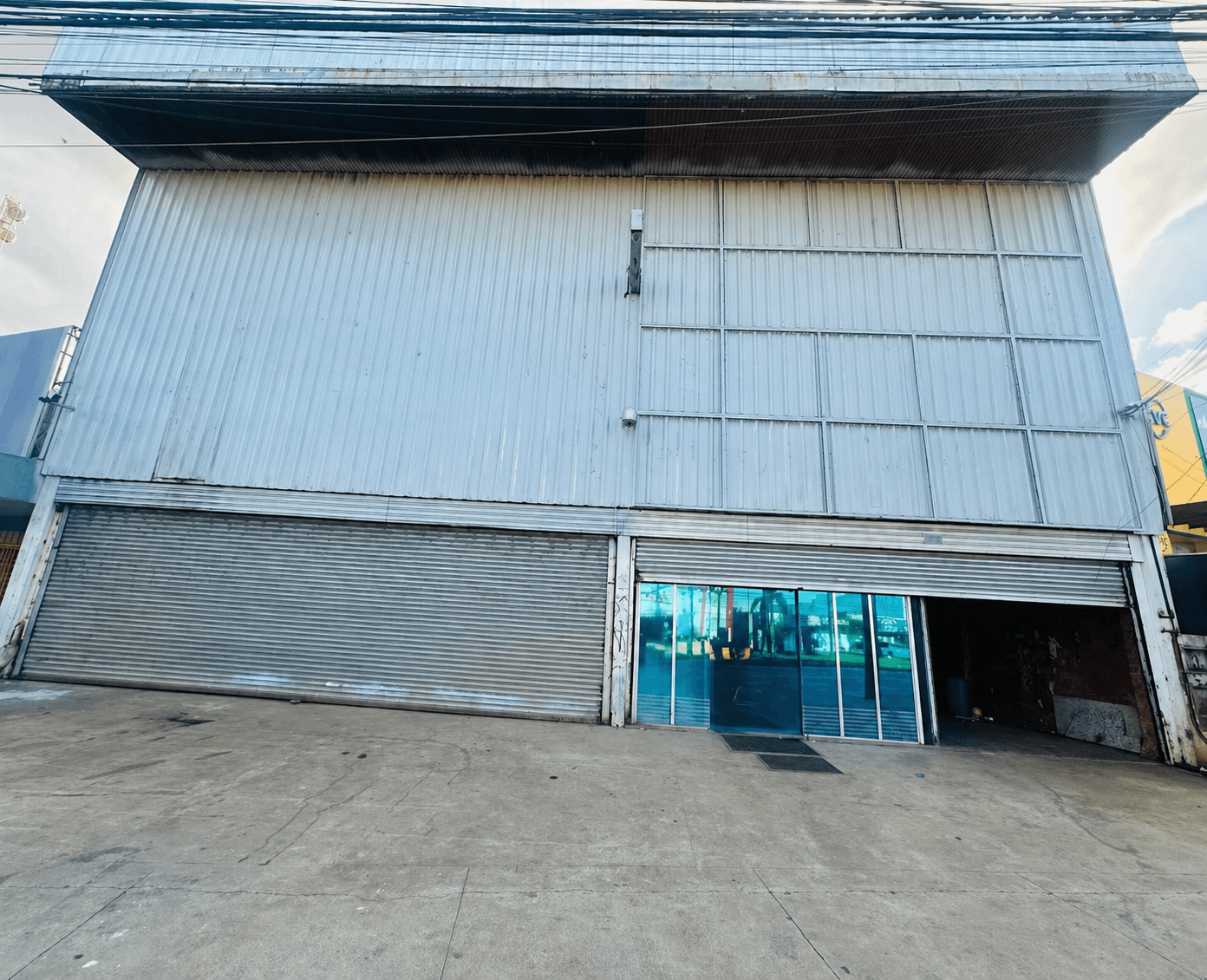 Prédio comercial com Rooftop no Serrinha 2682m²