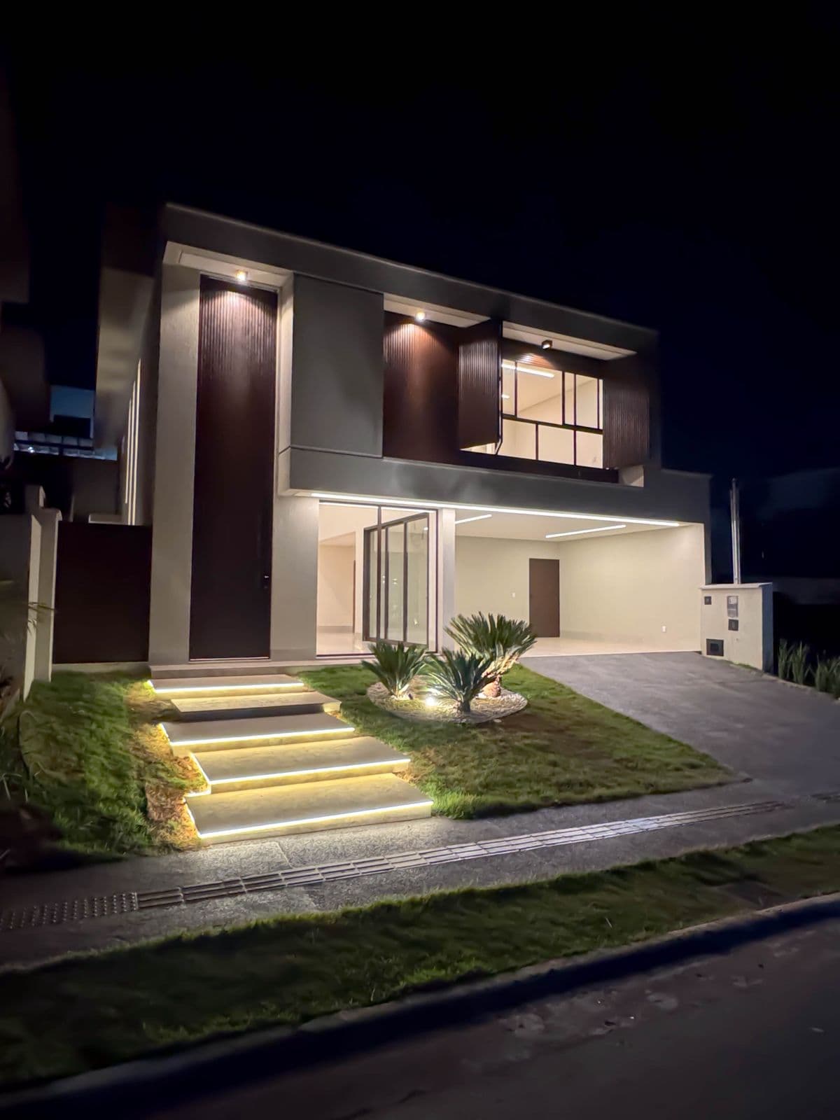 Sobrado no Jardins Capri | Frente ao bosque - 264m²