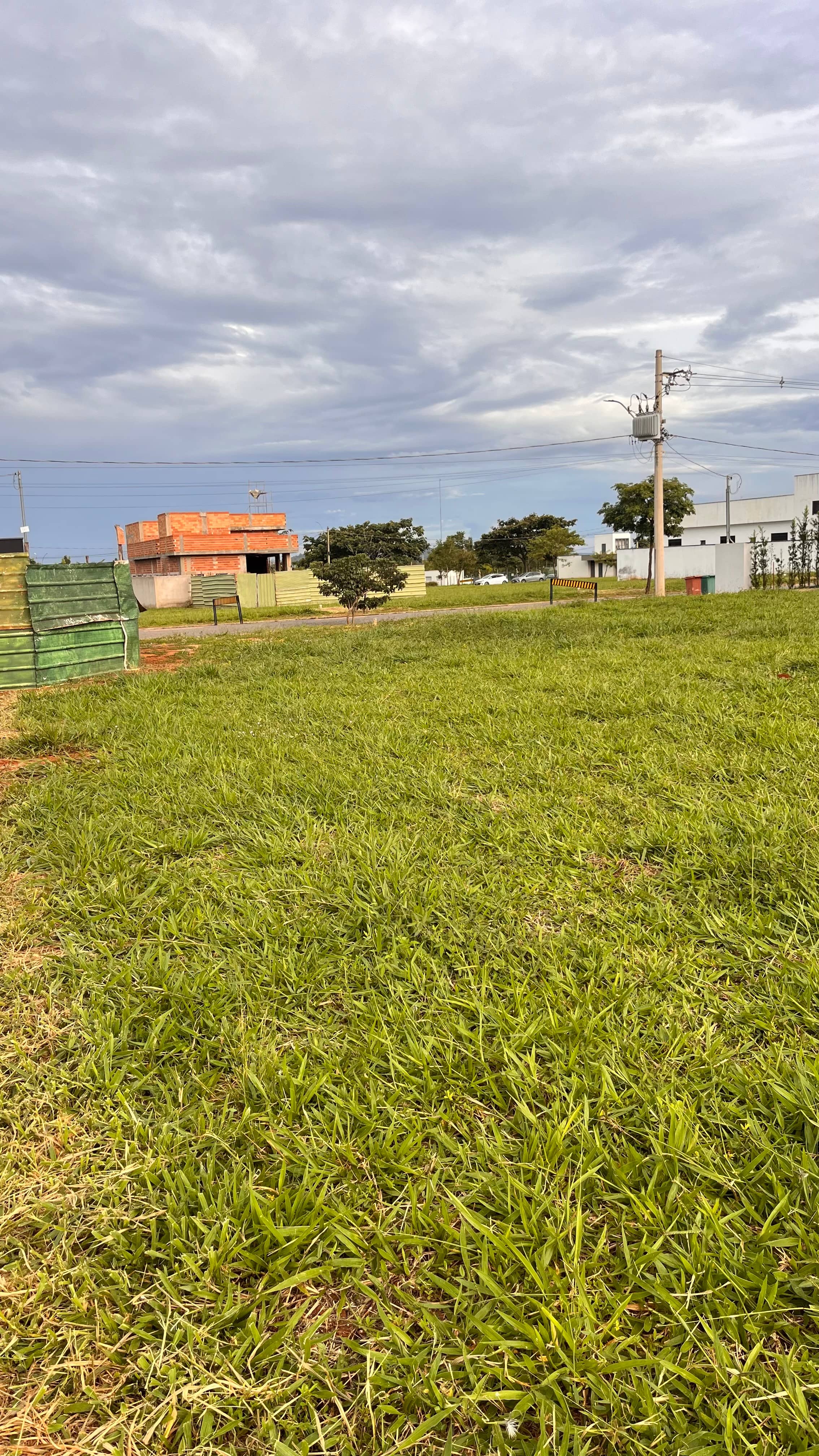 Lote 372m² plano no Terras Alpha I – perto da portaria