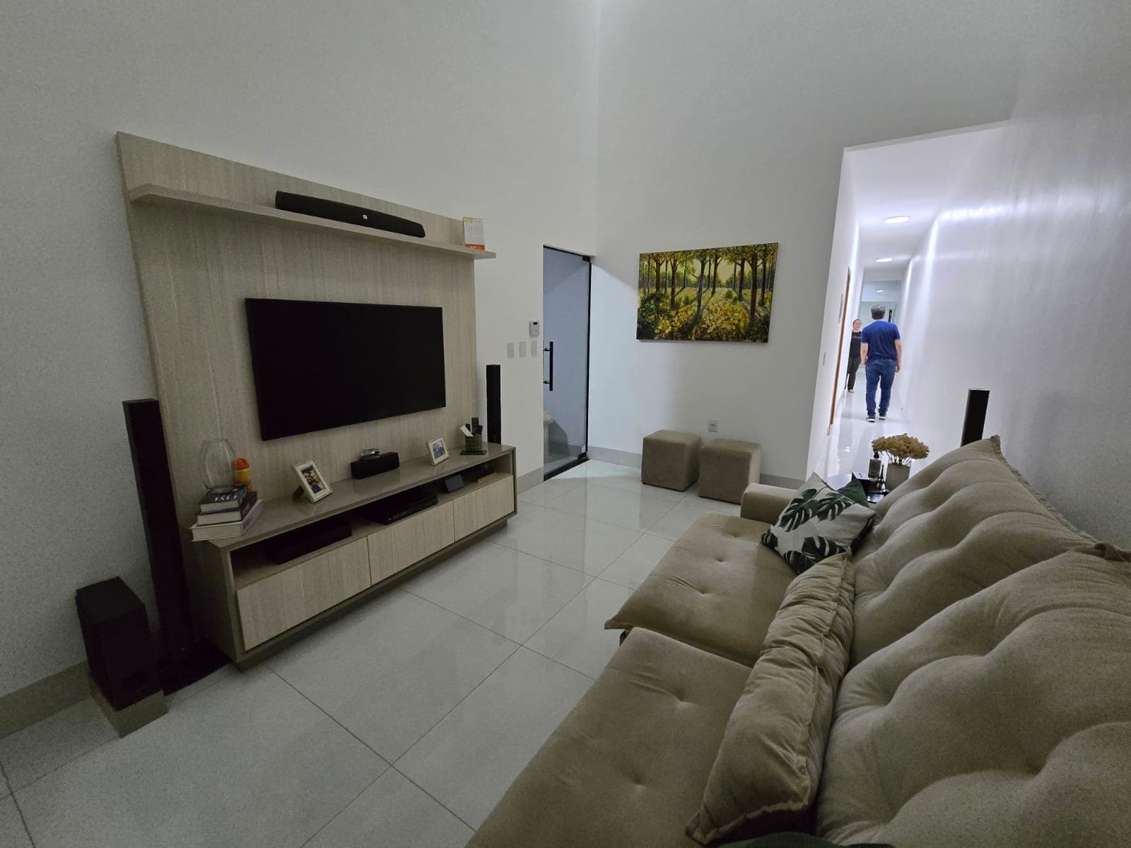 Linda Casa Três quartos sendo uma suíte no com quintal , espaço gourmet e pé direito duplo