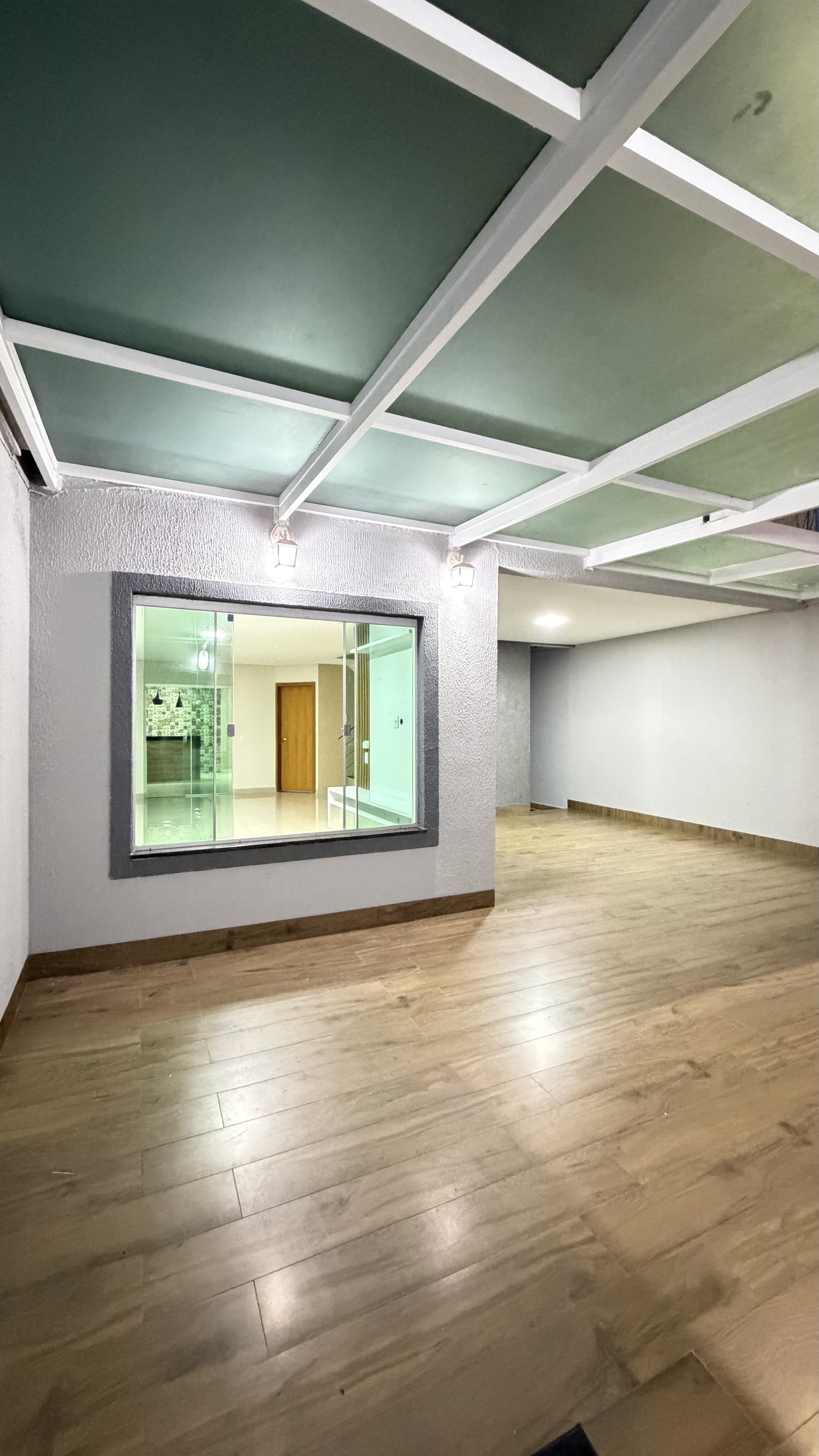 Sobrado três quartos no Setor Faiçalville completa em armários com espaço gourmet pronto pra morar
