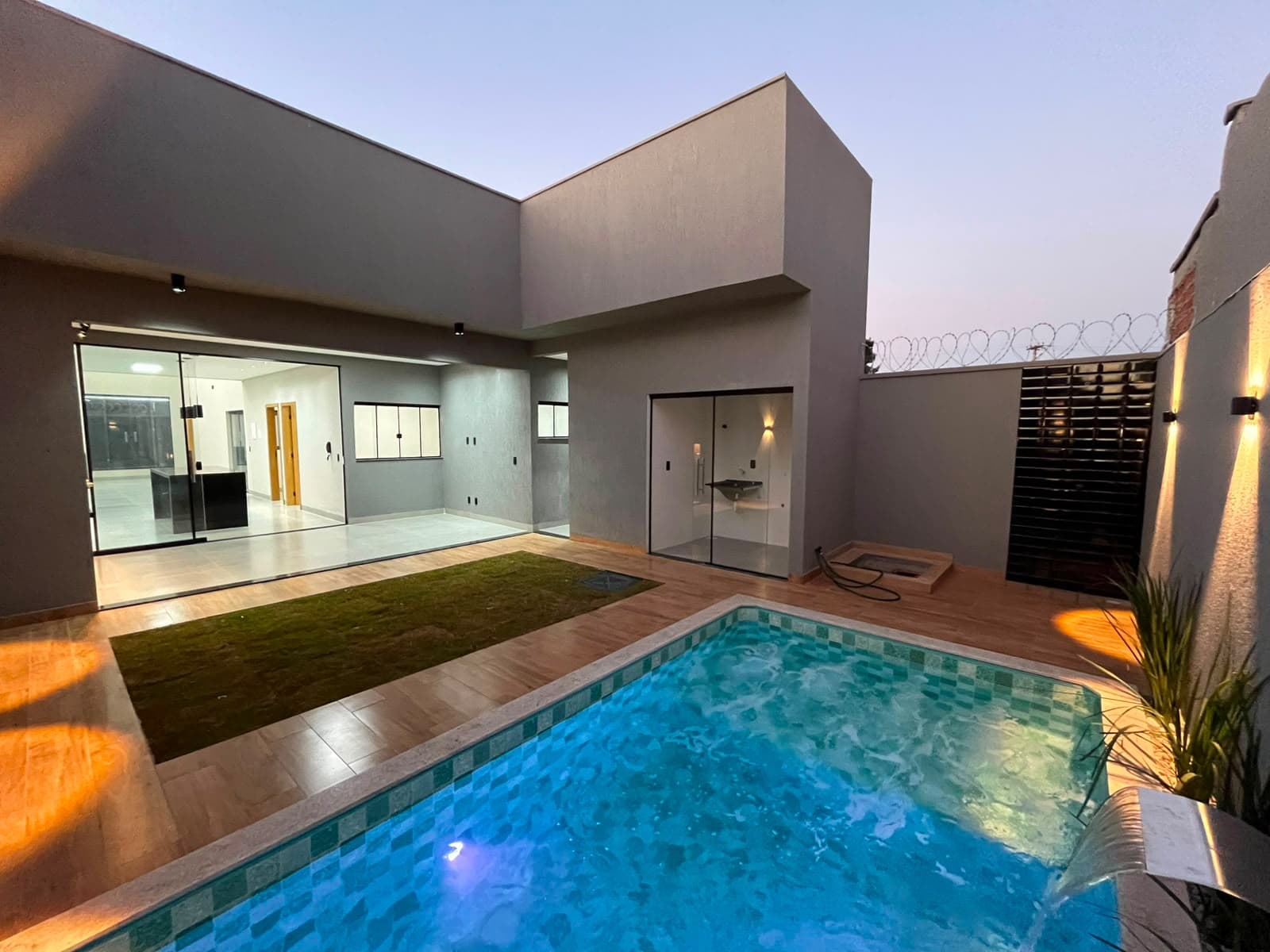 Linda Casa Nova três suites plenas João Braz com piscina aquecida e cascata e espaço gourmet pronta pra morar