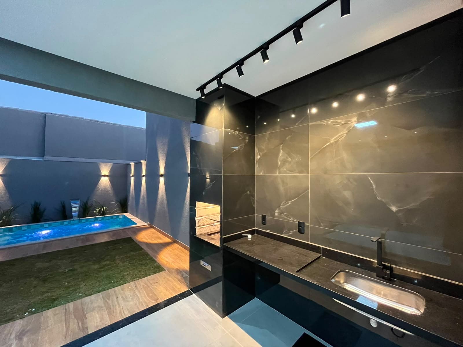 Linda Casa Nova três suites plenas João Braz com piscina aquecida e cascata e espaço gourmet pronta pra morar