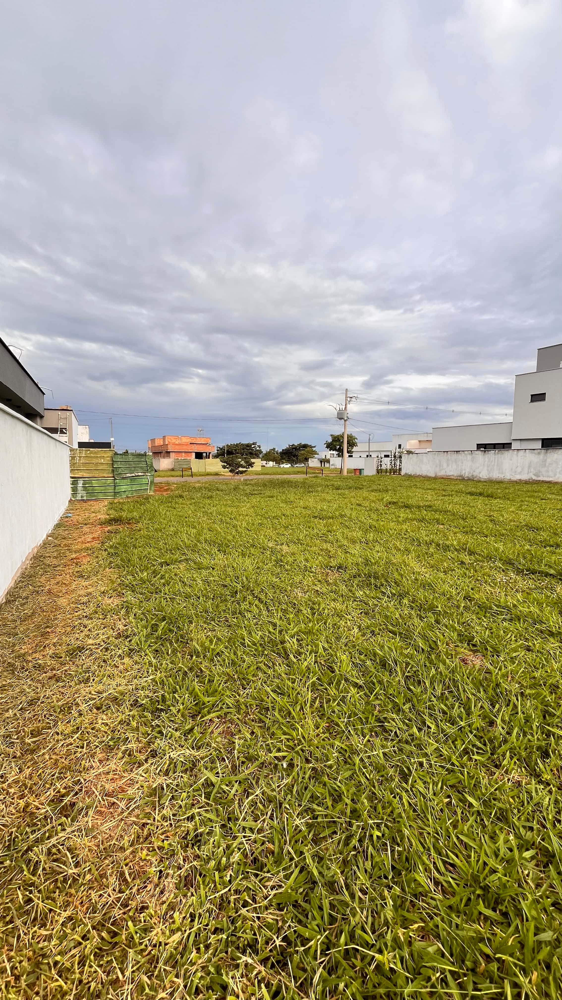 Lote 372m² plano no Terras Alpha I – perto da portaria