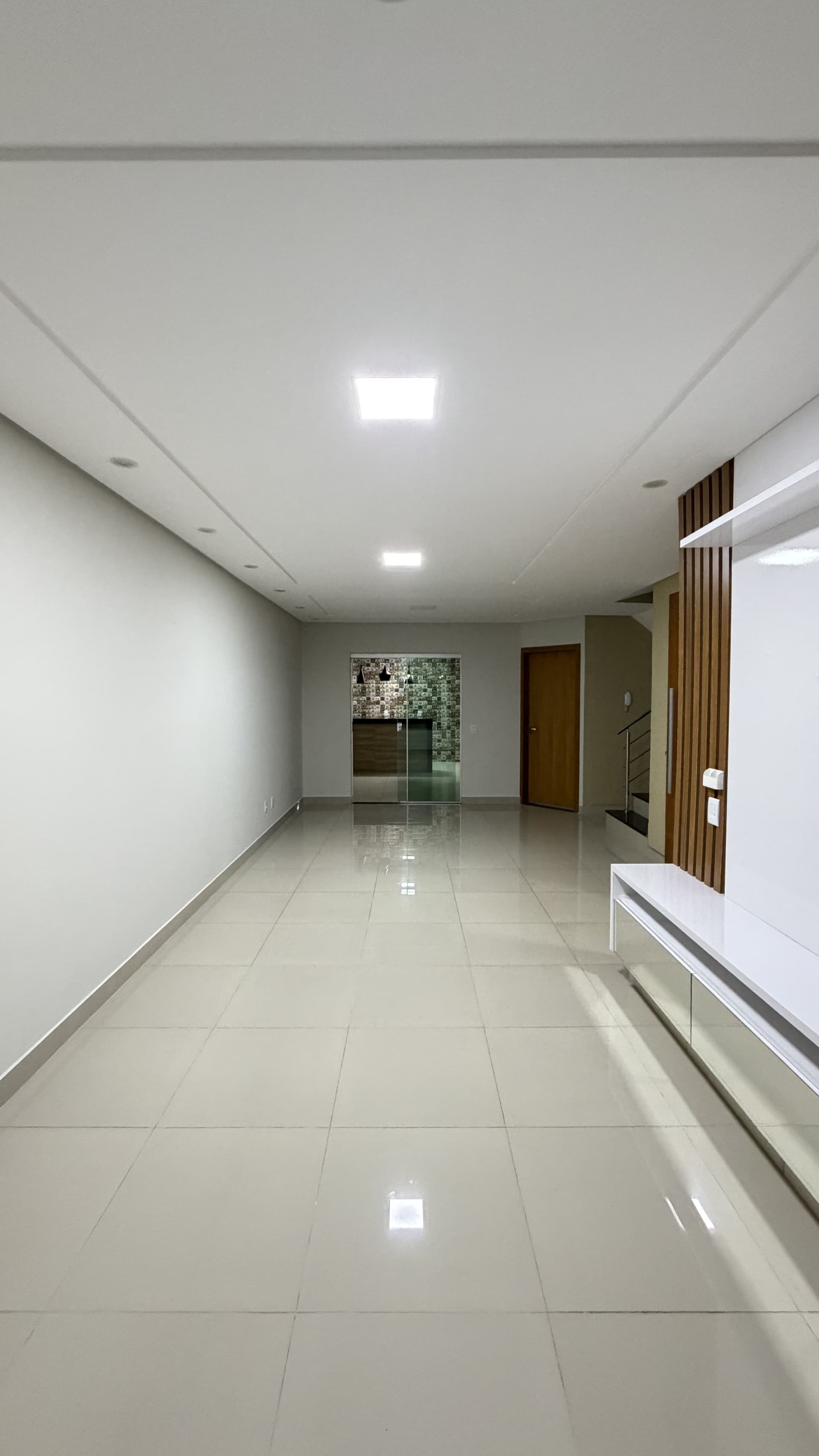 Sobrado três quartos no Setor Faiçalville completa em armários com espaço gourmet pronto pra morar