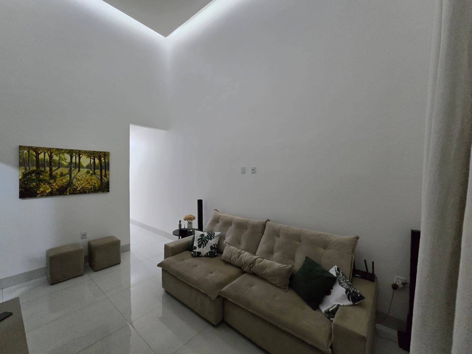 Linda Casa Três quartos sendo uma suíte no com quintal , espaço gourmet e pé direito duplo