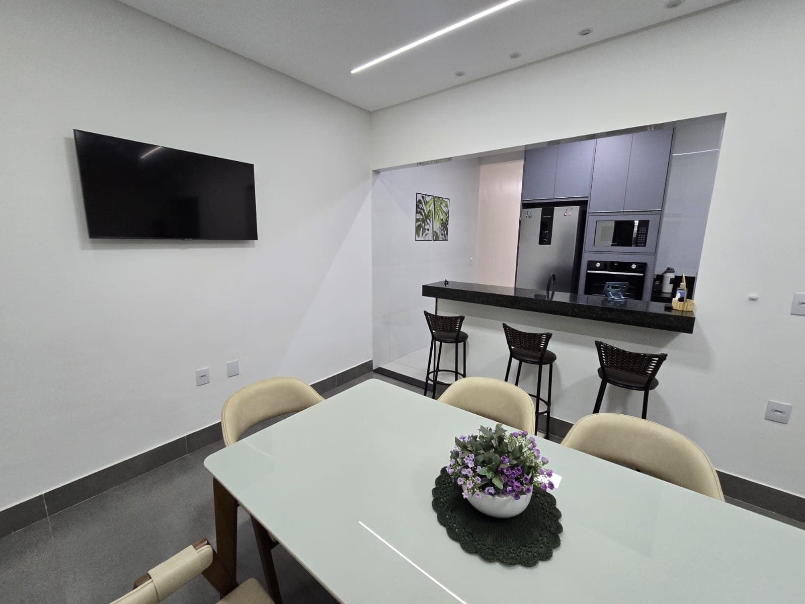 Linda Casa Três quartos sendo uma suíte no com quintal , espaço gourmet e pé direito duplo