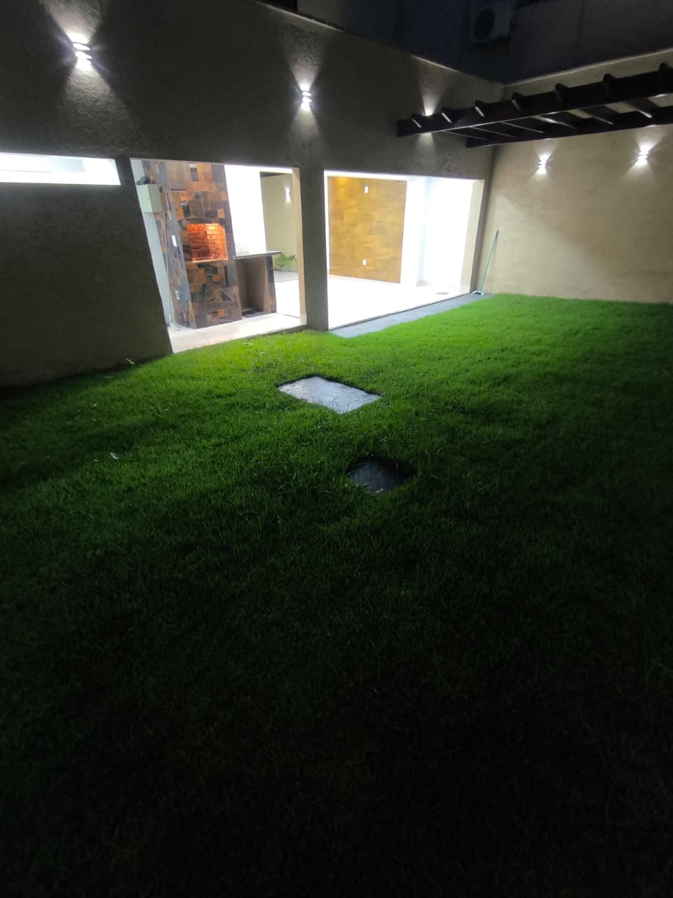 Vendo sobrado com área comercial na frente setor Itamaracá Goiânia