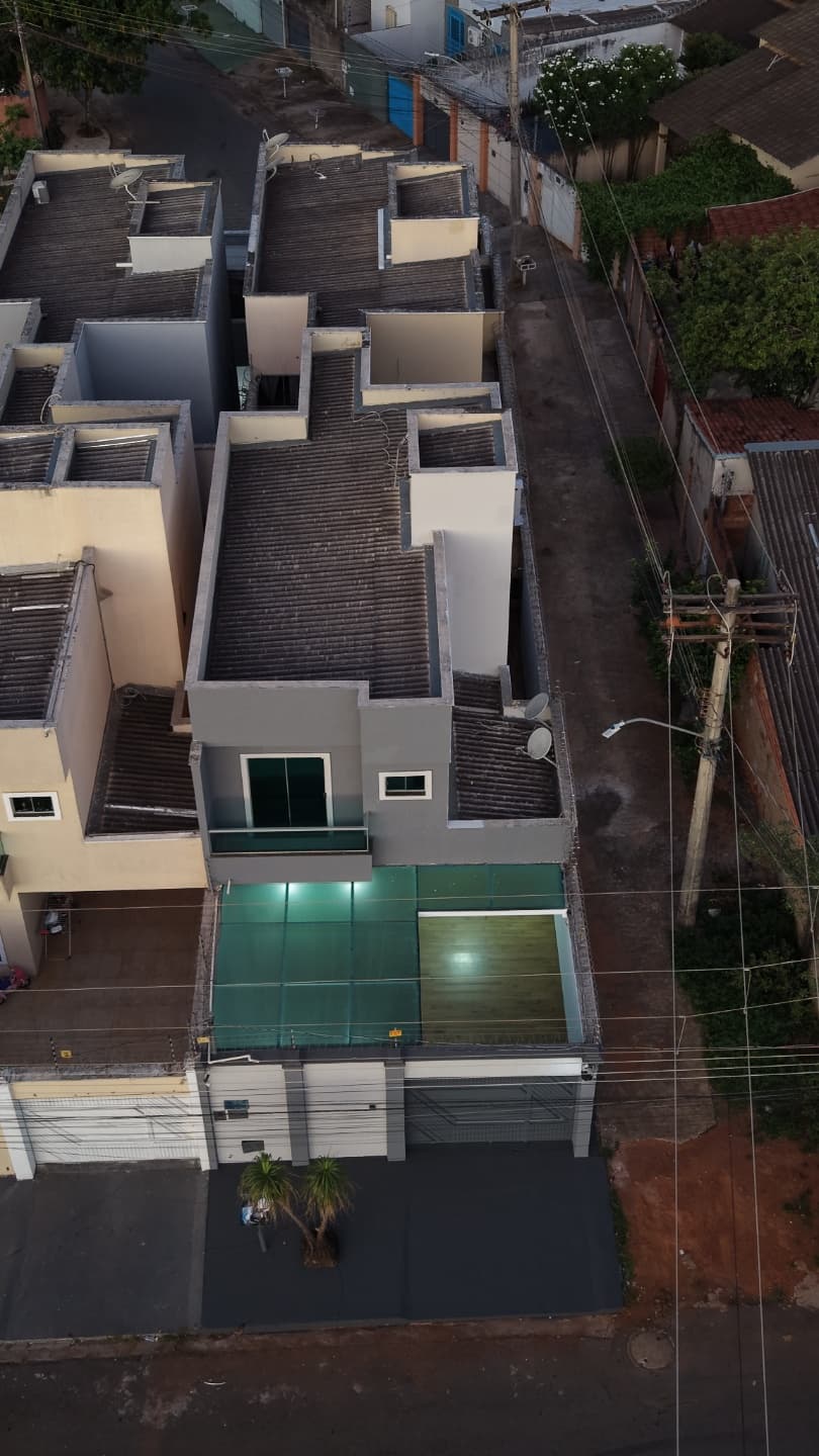 Sobrado três quartos no Setor Faiçalville completa em armários com espaço gourmet pronto pra morar