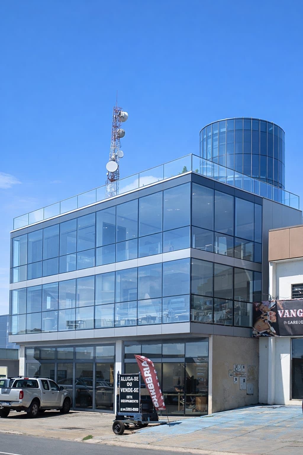 Prédio comercial com Rooftop no Serrinha 2682m²