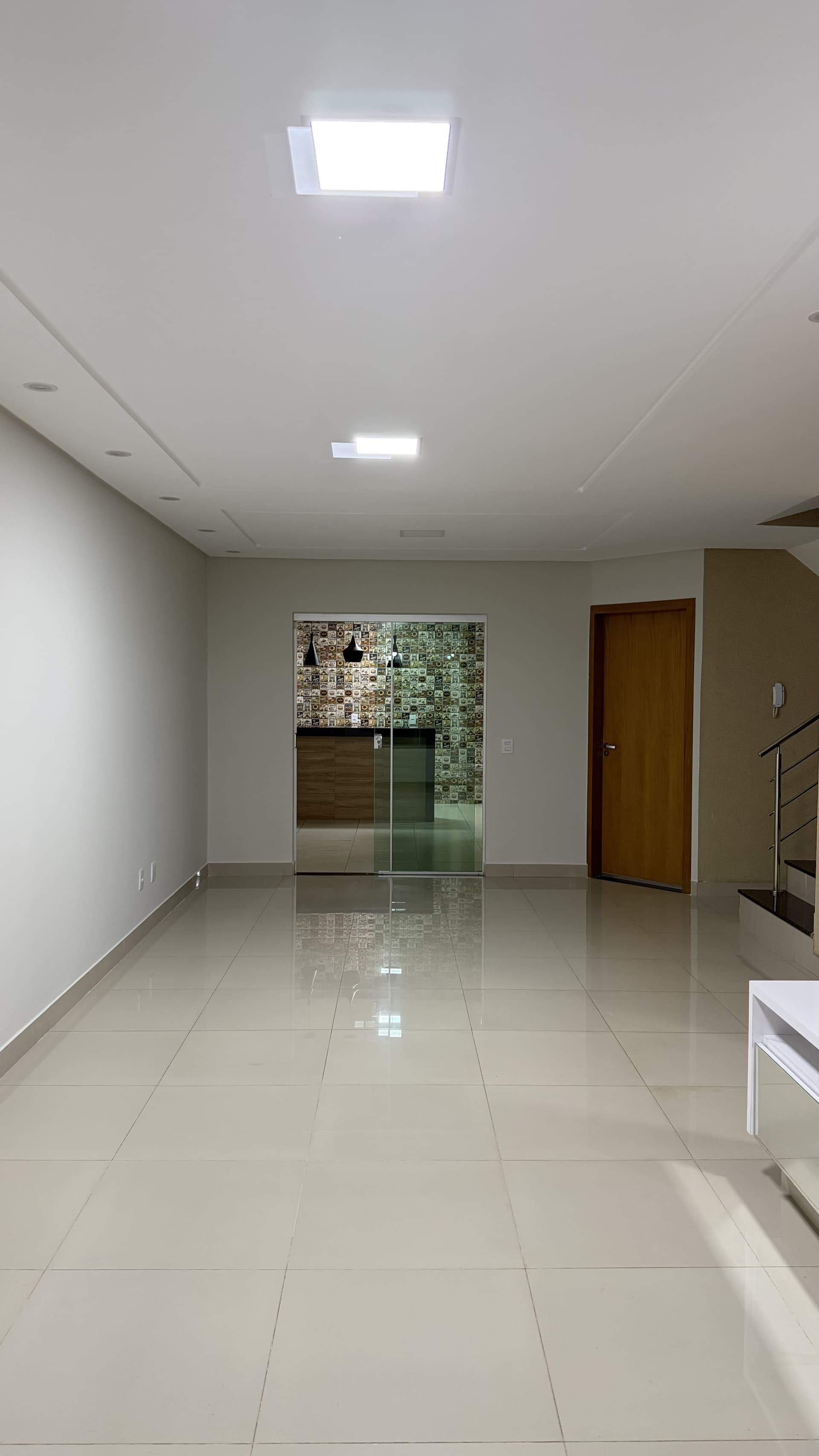 Sobrado três quartos no Setor Faiçalville completa em armários com espaço gourmet pronto pra morar