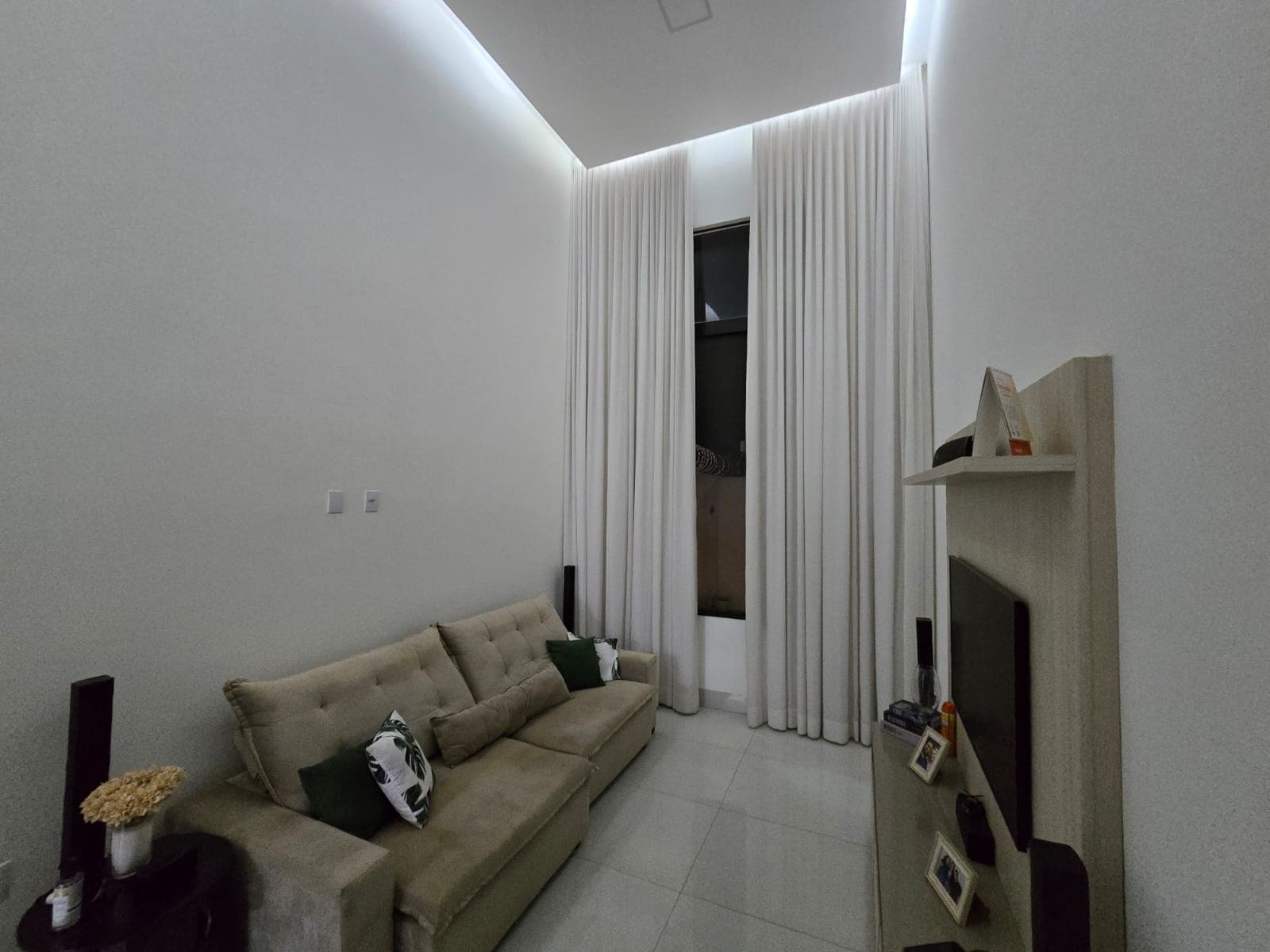 Linda Casa Três quartos sendo uma suíte no com quintal , espaço gourmet e pé direito duplo