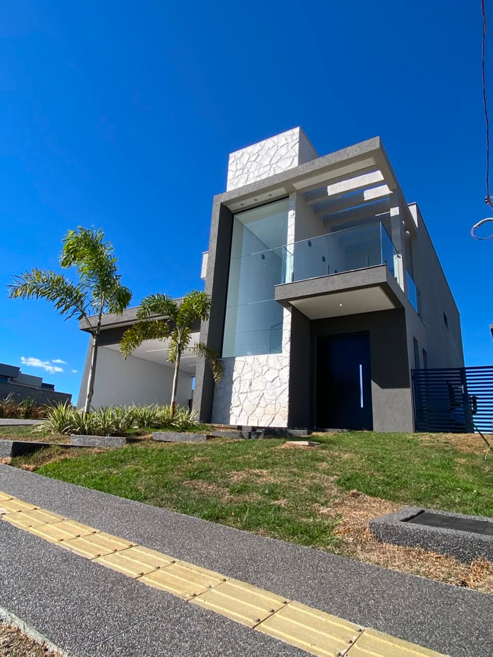 Sobrado de Alto Padrão com 4 Suítes, Piscina e Espaço Gourmet no Jardins Nápoles