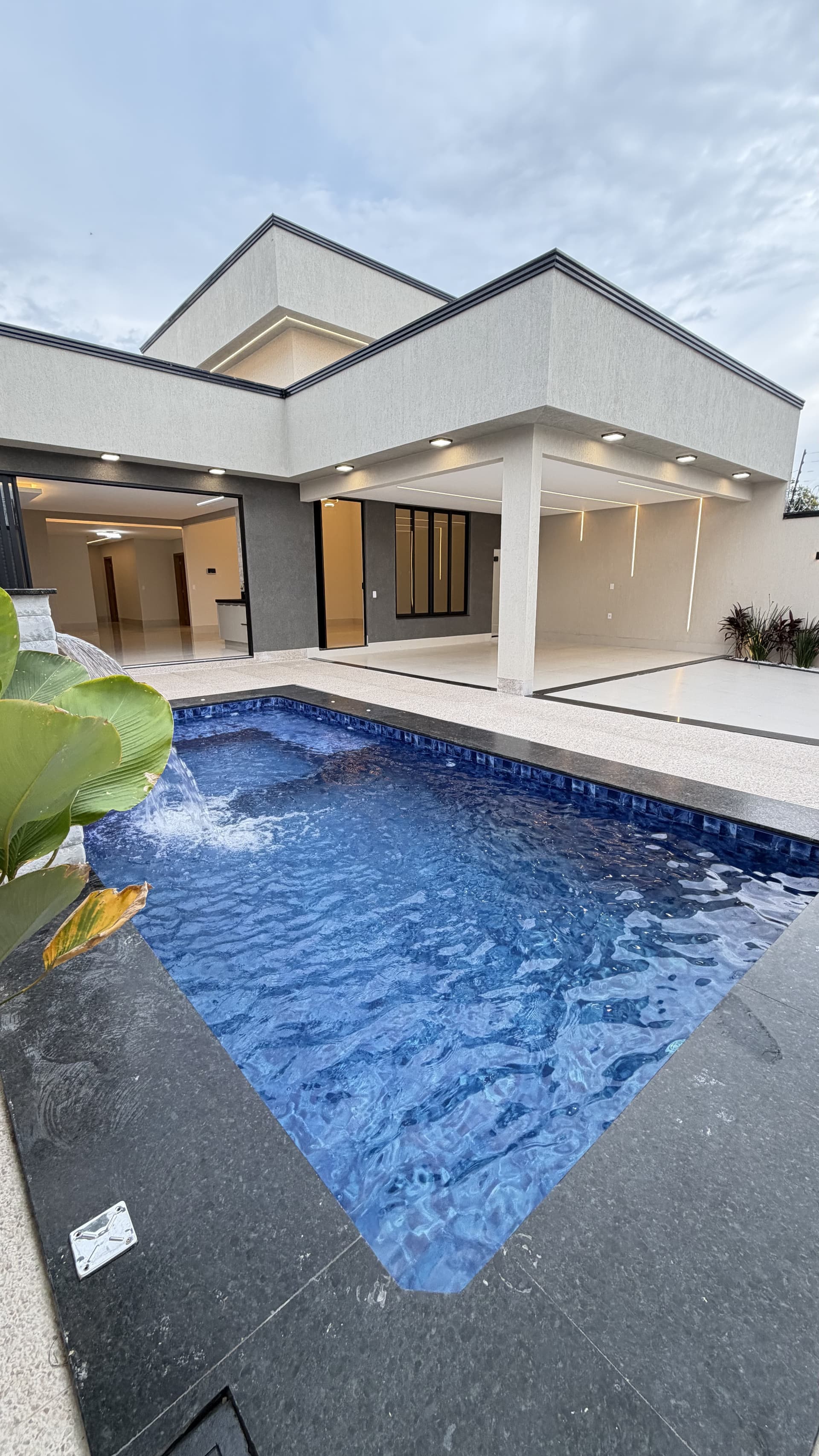 Linda Casa com quatro quartos piscina nova localização estratégica no Parque Amazonas