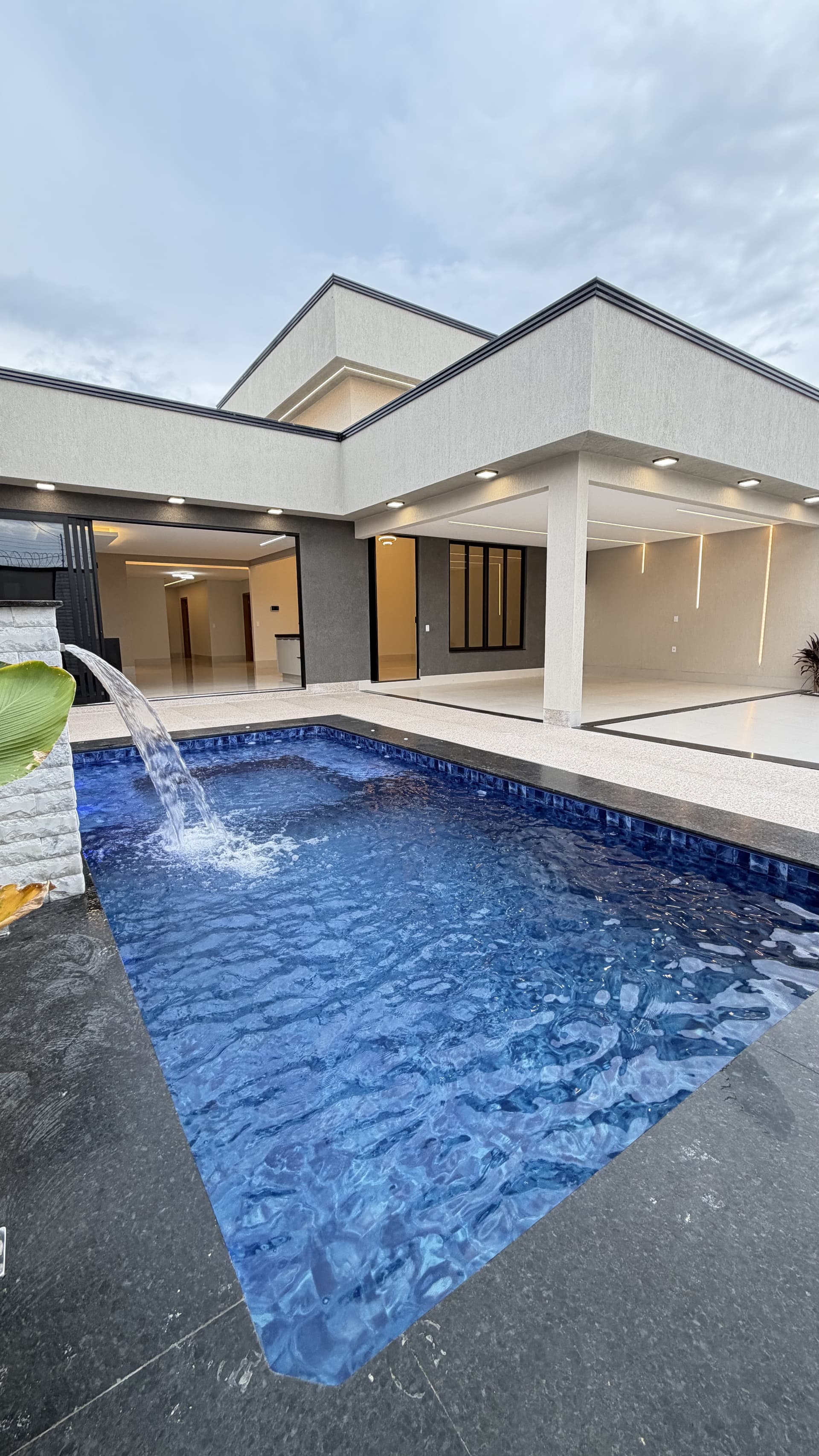 Linda Casa com quatro quartos piscina nova localização estratégica no Parque Amazonas