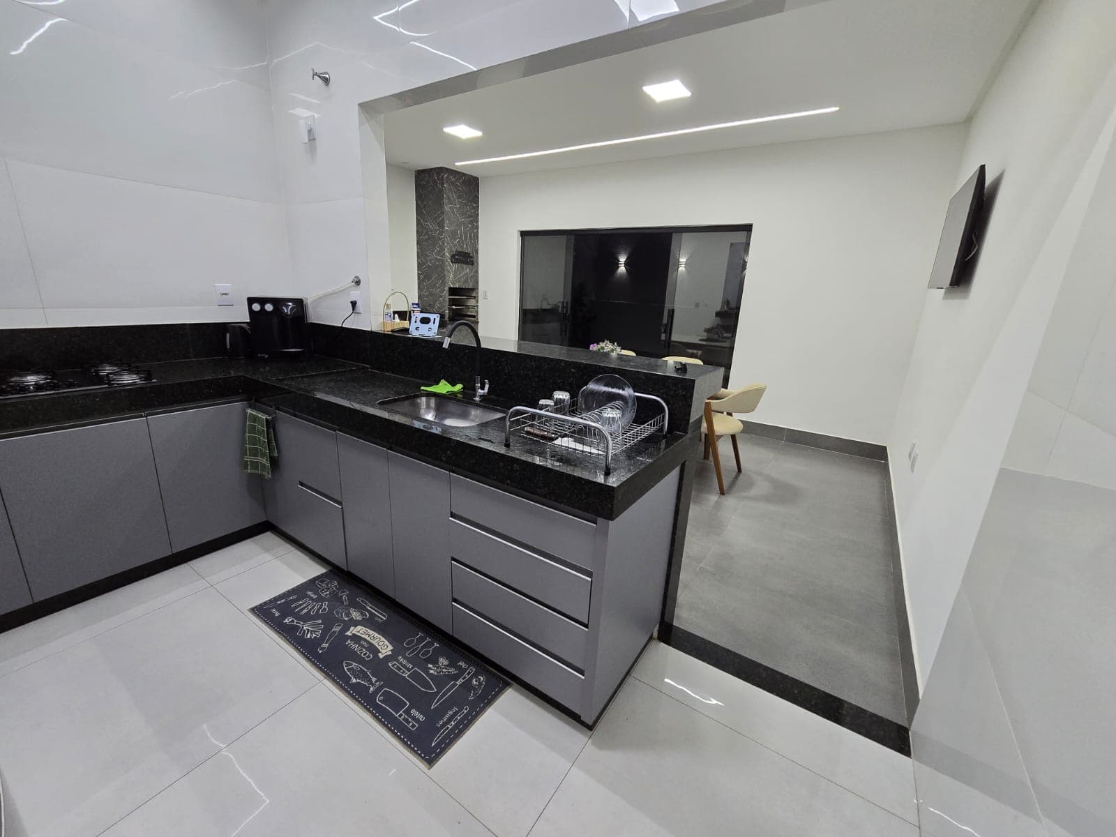 Linda Casa Três quartos sendo uma suíte no com quintal , espaço gourmet e pé direito duplo